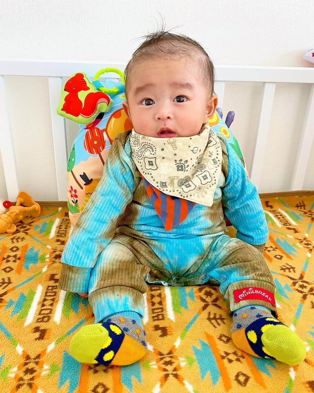 DJ JUICYのインスタグラム：「💙今日のFashion👶🏻💙 @minilbreak 💟ロンパース✨　  タイダイ柄ってhappyな気分になれるよね⤴️🥰💖  髪の毛セットして お出かけしようと思ったら日にち間違えてた🤦🏻‍♀️💦笑  #fashion#baby#babyboy#babyfashionista#生後4ヶ月#息子#タイダイ#ロンパース#バンダナスタイ #赤ちゃんのいる生活」