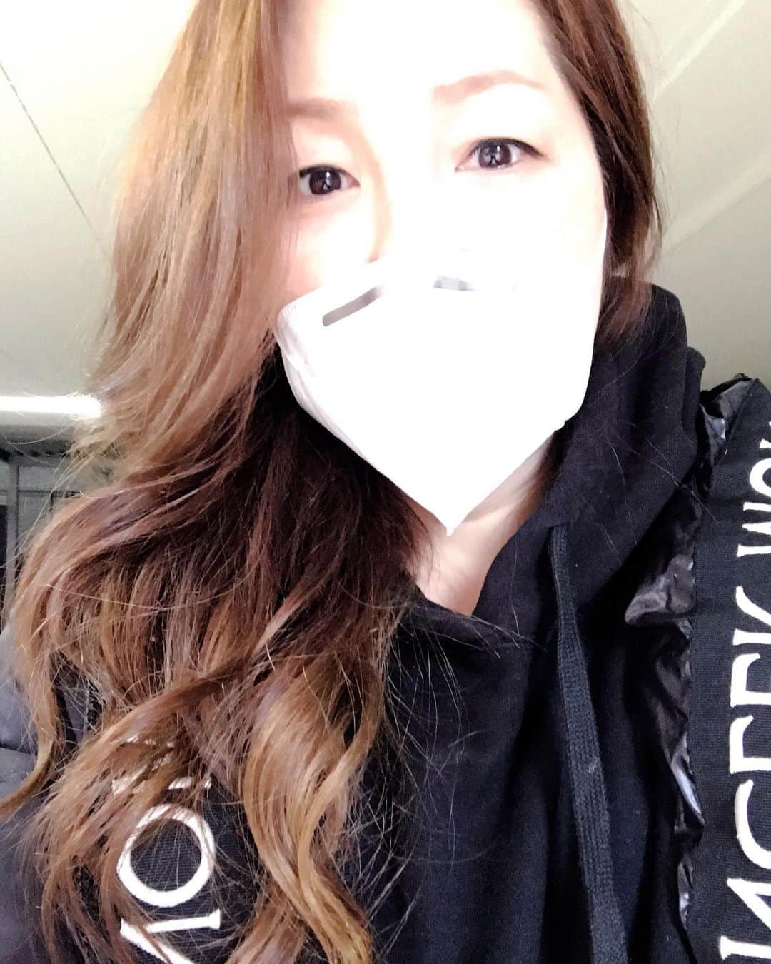 井上貴子のインスタグラム：「仕事で確実に 人に逢ったり 人がいるところへ行く時 「コロナうつらないうつさない」 医療用マスク 「KN95」を使用^ ^  安心安全。自己満足ですが（笑）  Happyで^ ^  プロフィール画面に記載のURLより 通販サイト「神取屋」に飛べます^ ^  コロナ禍に携わる 全てのお仕事の皆様。  心から 感謝しています。  引き続き油断せず お気をつけて お過ごし下さいませ。  #井上貴子  #LLPWX #女子プロレス #紅緒と柊音 #トイプードル #KN95マスク #LLPWX通販サイト神取屋 #TikTokはじめてみた #Twitterも見てね #感謝 #STOPCOVID19」