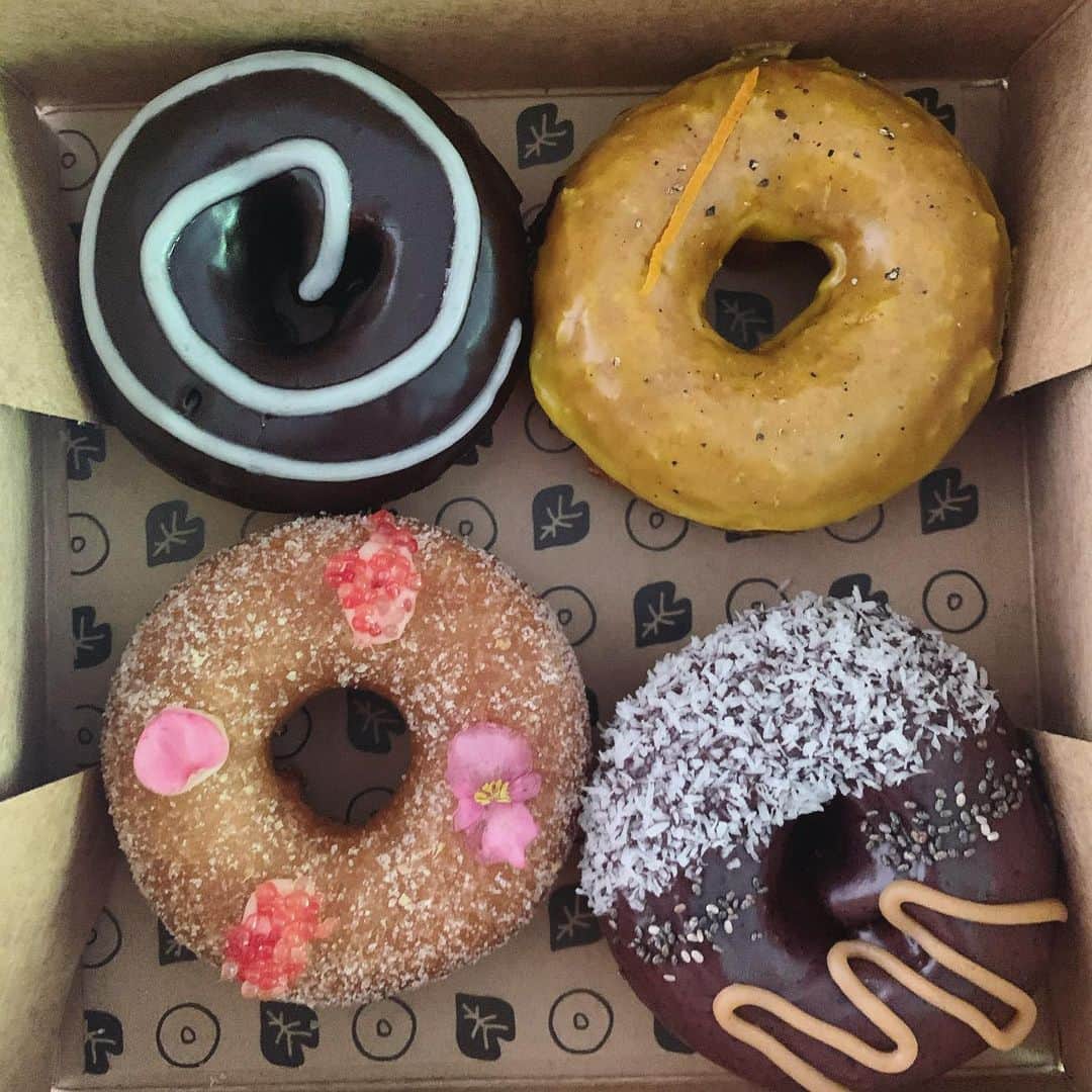 カリッサ・ムーアのインスタグラム：「Taking all my will power not to eat these beautiful poi donuts I bought for my sister from @holeygraildonuts ... @caylakmoore hurry up and come home 😛」