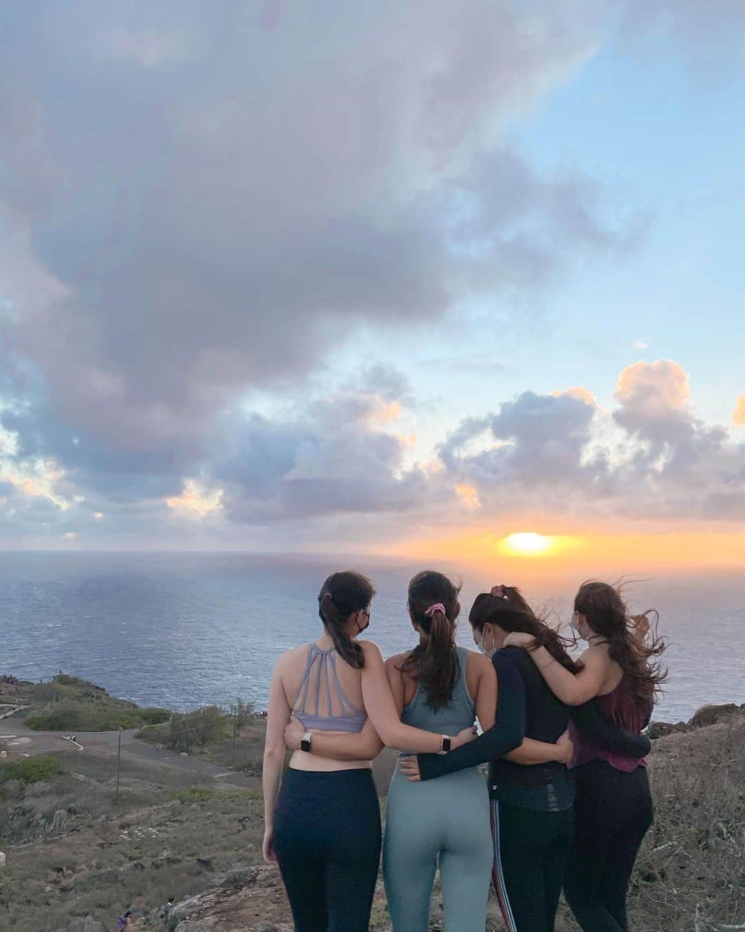 ケーシー・コモトのインスタグラム：「sunrise, sunrise 🧡💛  thank you @kellylongsleeves for nostalgic disposable camera pics 📸」