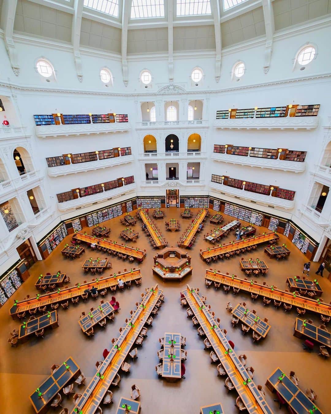 タビイクさんのインスタグラム写真 - (タビイクInstagram)「【55.オーストラリア連邦🇦🇺】  ビクトリア州立図書館は、オーストラリア国内で最も古い公共図書館📚しかも、世界で初めて無料で利用できるようになった図書館の１つなんです。  写真のように4～6階が吹き抜けになっており、図書館とは思えない美しさ✨ 「世界で最も美しい図書館」の1つとして常にランクインするのも納得。  Wi-Fiも使え、席数もかなり多く、さらには「チェスルーム」もあるのはオーストラリアらしいですね♟️ 　 【#タビイク世界制覇 】  photo by @honuluru   ✼••┈┈••✼••┈┈••✼••┈┈••✼••┈┈••✼ ••┈┈••✼ ﻿  \\写真で世界全ての国を巡る［写真で世界制覇］//  海外に行けない今だから 他の国のこともっと知ってみませんか？  @tabiiku をタグ付けすると、お写真が紹介されるかも！？  ✼••┈┈••✼••┈┈••✼••┈┈••✼••┈┈••✼ ••┈┈••✼  #旅行好き#絶景 #タビイク #オーストラリア #Australia #オセアニア #ビクトリア #秘境 #ビクトリア州 #メルボルン #メルボルン観光」1月23日 11時57分 - tabiiku