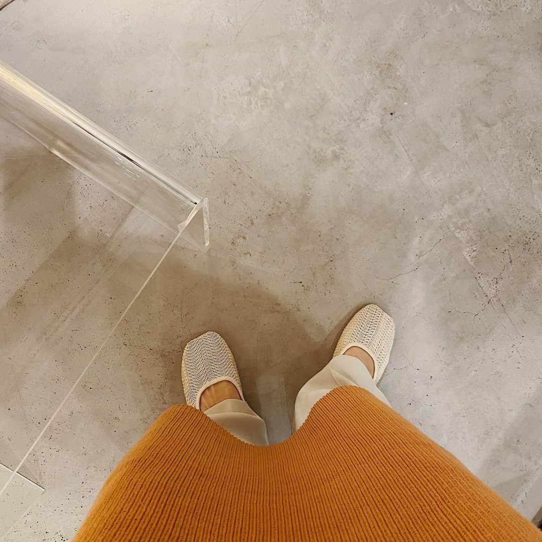 Eri Koyamaのインスタグラム：「. 早く春服着たいなー🥴  家着いたら真っ先に靴下脱いじゃうくらい 裸足で過ごしたいタイプなのに冷え性には敵わない🥶  @ungrid_official @ungrid_staffsnap @eri_koyama_ #153cmコーデ」