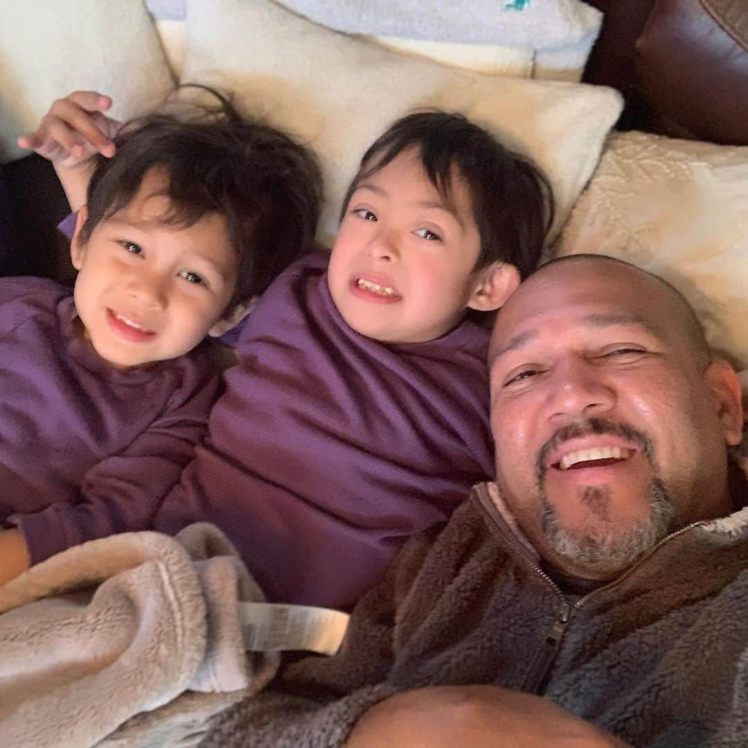 アレックス・ラミレスさんのインスタグラム写真 - (アレックス・ラミレスInstagram)「Relaxing time today with the crew @kenji_sword_of_samurai @juri_ramirez #watching #moana #again 😀」1月23日 11時55分 - ramichan3