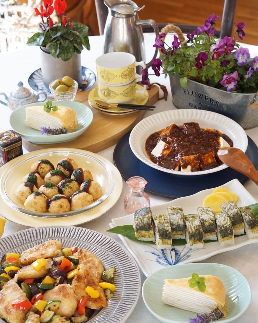 のインスタグラム：「．  Family lunch time  ． 最近のおうちごはん❤️  ． ✳︎かじきのカラフルマリネ ✳︎おぼろさば寿司 ✳︎たこ焼き ✳︎大人の麻婆豆腐 ✳︎和三盆ミルクレープ  ． こちら、SL Creations さんで 注文したものを使ったよ♡  息子はたこ焼きが気に入ったらしく ぱくぱく食べてましたよ🐙  ． ステイホームでおうち時間が増えてるけど そんな今だから、美味しいものをお家で ゆっくり食べれることに幸せを感じてます✨  そして、どれも温めるだけ、オーブンで焼くだけ 和えるだけの簡単商品なので時短にもなるよ💕 ﻿  SL Creations は無添加で安心安全なのも ママさんには、嬉しいですね♡ @slcreations_official 　  ． #slcreations #安心安全 #冷凍食品 #無添加　#エスエルクリエーションズ #PR #おうち時間 #簡単時短﻿ #お正月#花のある幸せごはん#おうちカフェ#ステイホーム#簡単メニュー」