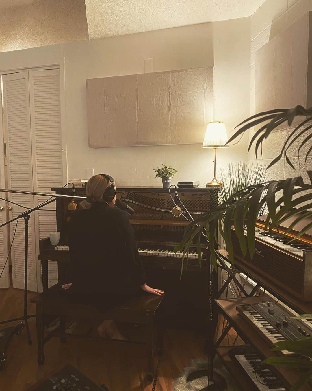 ブリット・ニコルのインスタグラム：「This day made my heart happy! ☕️   Also....Would love for you guys to tell me where you are from below in the comments!!! Wanna know where you are listening from 🤍」