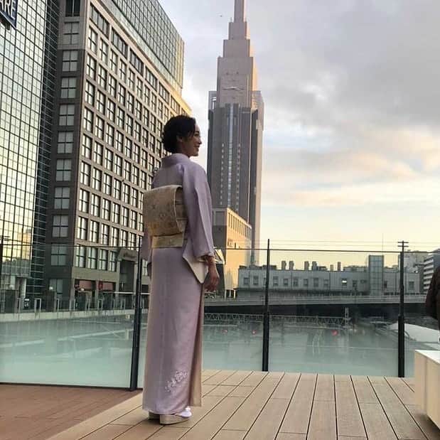 石橋奈美のインスタグラム：「『きもの やまと』  久しぶりにお着物を着ました。  撮影のオフショットをメイクさんが撮っていてくれました。 ありがとうございます😊  @kimonoyamato  @atelierharuka_miyashita   #きものやまと #お着物 #訪問着 #NMTinc. #NamiIshibashi #model #kimono」