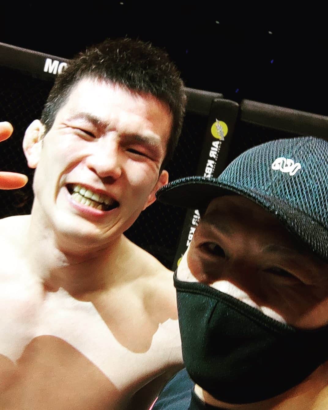 青木真也のインスタグラム：「青木宇野チーム。試合後のケージで。今回は宇野さんにセコンドお願いしてよかった。#shotonmi10tpro #shinyaaoki #caoluno #青木真也#宇野薫#onechampionship #onehundredathletic」