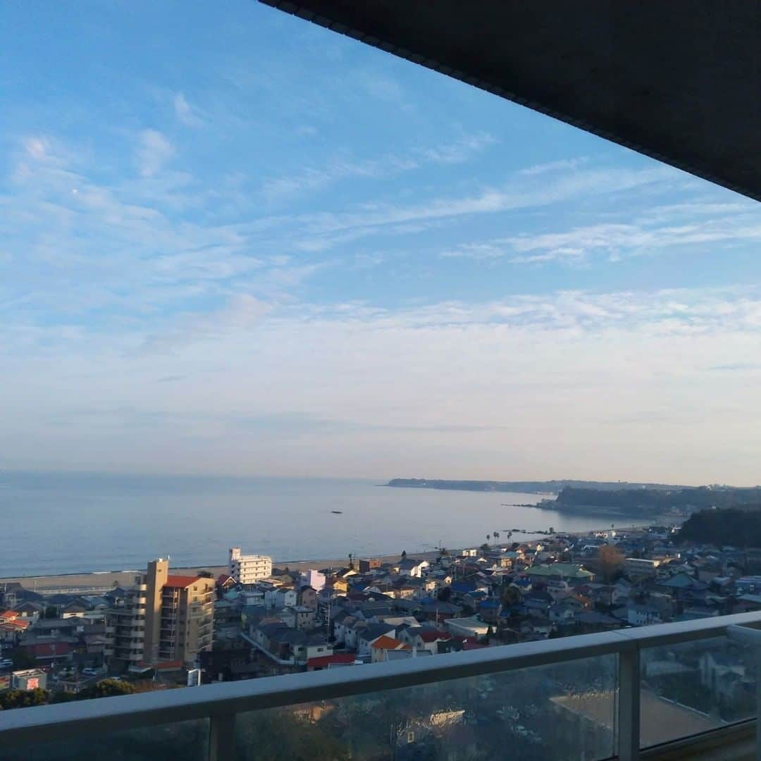 【公式】オーシャンリゾートホテル マホロバ・マインズ三浦さんのインスタグラム写真 - (【公式】オーシャンリゾートホテル マホロバ・マインズ三浦Instagram)「. 当館14階ロイヤルスイートルーム からの空と海の眺めです。  青い空と青い海、 とっても気持ちがいいですね。  雲がWi-Fiのように放射状に 広がっていて変わった形をしていました。  #海 #雲 #テレワーク #ワーケーション #ロイヤルスイートルーム #スイートルーム #特別室 #窓からの景色 #三浦海岸駅 #変わった雲 #インテリア #海好きな人と繋がりたい #ベランダ #房総半島 #海のある生活 #海のある暮らし #igで繋がる海 #田舎暮らし #三浦海岸 #三浦半島いいところ🙌 #移住 #三浦 #三浦市 #マホロバマインズ #maholovaminds #マホロバケーション #神奈川観光 #三浦半島 #マホロバ #マホロバマインズ三浦」1月23日 12時00分 - maholova_minds_miura