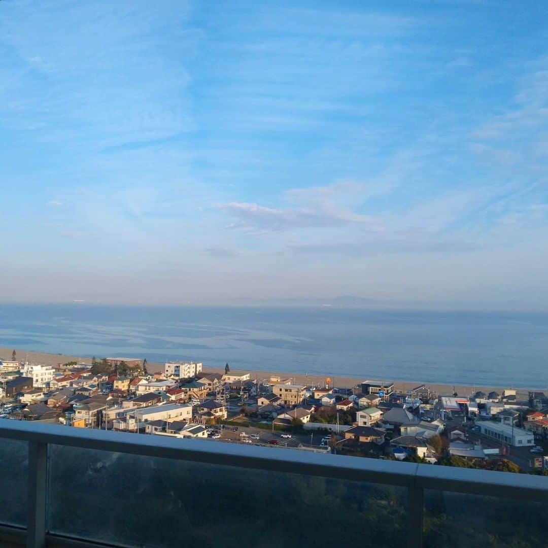 【公式】オーシャンリゾートホテル マホロバ・マインズ三浦さんのインスタグラム写真 - (【公式】オーシャンリゾートホテル マホロバ・マインズ三浦Instagram)「. 当館14階ロイヤルスイートルーム からの空と海の眺めです。  青い空と青い海、 とっても気持ちがいいですね。  雲がWi-Fiのように放射状に 広がっていて変わった形をしていました。  #海 #雲 #テレワーク #ワーケーション #ロイヤルスイートルーム #スイートルーム #特別室 #窓からの景色 #三浦海岸駅 #変わった雲 #インテリア #海好きな人と繋がりたい #ベランダ #房総半島 #海のある生活 #海のある暮らし #igで繋がる海 #田舎暮らし #三浦海岸 #三浦半島いいところ🙌 #移住 #三浦 #三浦市 #マホロバマインズ #maholovaminds #マホロバケーション #神奈川観光 #三浦半島 #マホロバ #マホロバマインズ三浦」1月23日 12時00分 - maholova_minds_miura