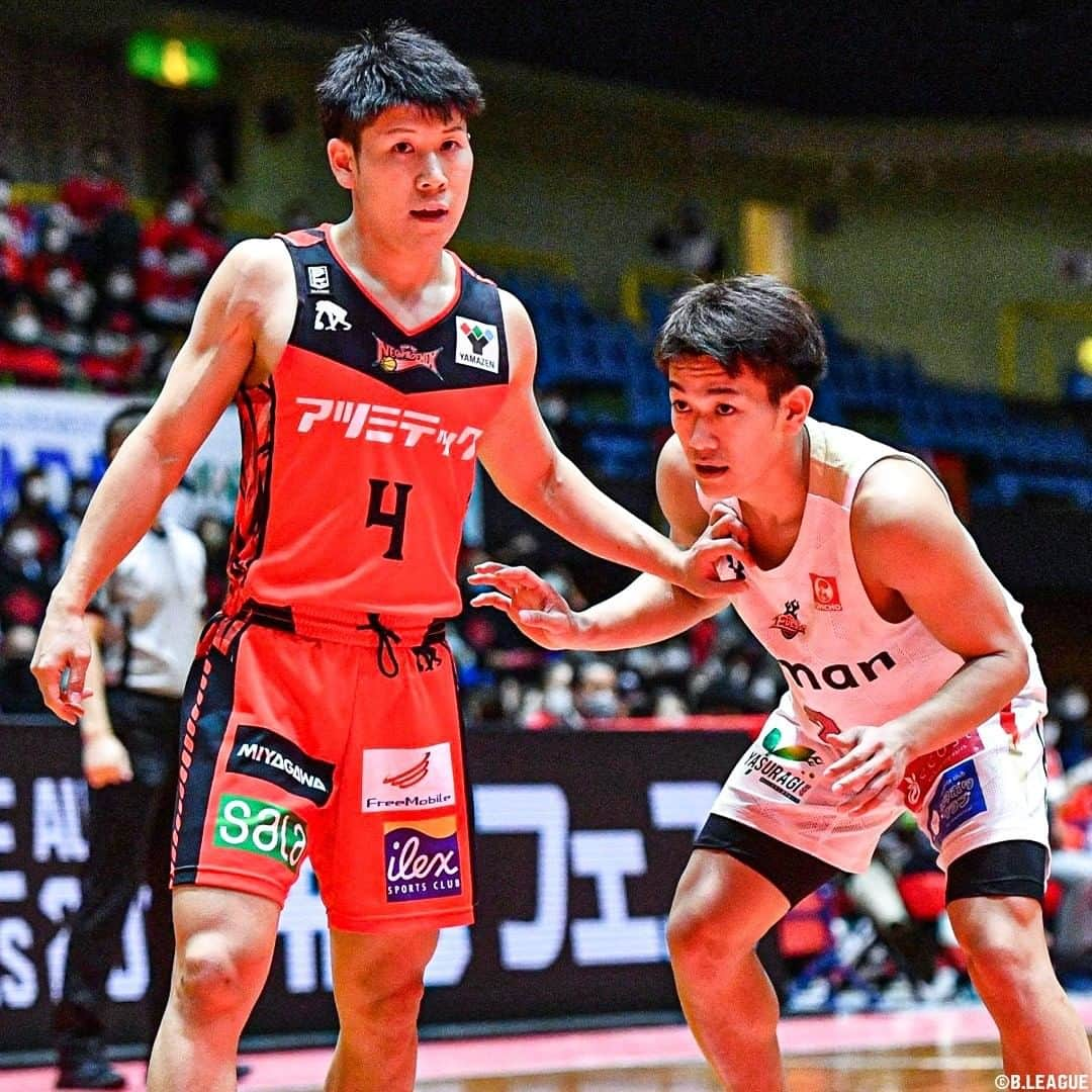 B.LEAGUEさんのインスタグラム写真 - (B.LEAGUEInstagram)「. ﻿ #Bリーグ観戦 を楽しむ要素の１つ👀✨▷▷マッチアップ！﻿ ﻿ かつて同じチームでプレーした選手同士や﻿ 双子のマッチアップ🔥🔥🔥﻿ さらには日本屈指の司令塔対決も！⚡️﻿ .﻿ #三遠ネオフェニックス #寺園脩斗 #大阪エヴェッサ #伊藤達哉 #川崎ブレイブサンダース #辻直人 #宇都宮ブレックス #比江島慎 #竹内公輔﻿ #アルバルク東京 #竹内譲次 #安藤誓哉 #名古屋ダイヤモンドドルフィンズ #齋藤拓実 #横浜ビーコルセアーズ #森井健太 #秋田ノーザンハピネッツ #長谷川暢 #千葉ジェッツ #富樫勇樹 #琉球ゴールデンキングス #並里成 ﻿ #BLEAGUE #Bリーグ」1月23日 12時01分 - b.league_official