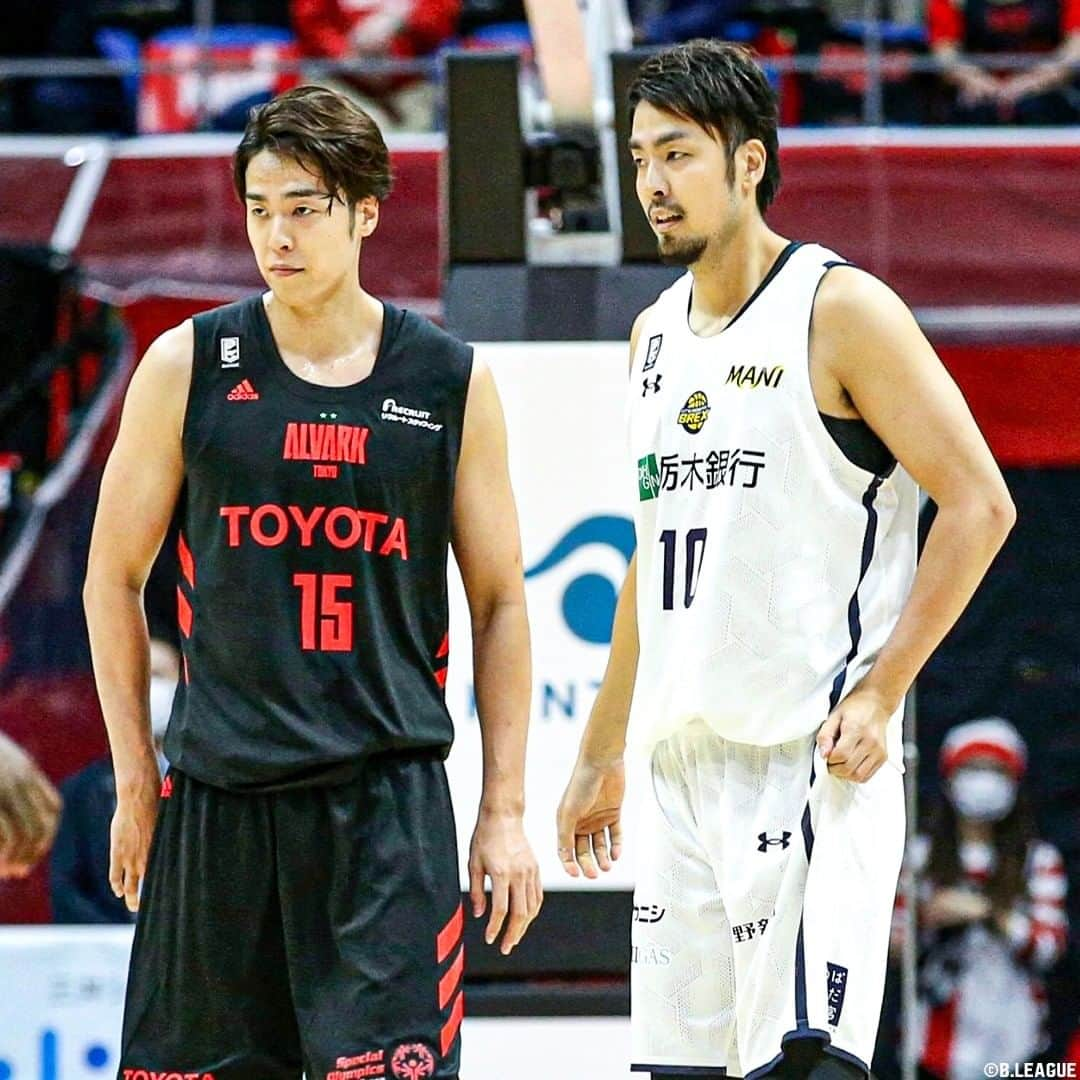 B.LEAGUEさんのインスタグラム写真 - (B.LEAGUEInstagram)「. ﻿ #Bリーグ観戦 を楽しむ要素の１つ👀✨▷▷マッチアップ！﻿ ﻿ かつて同じチームでプレーした選手同士や﻿ 双子のマッチアップ🔥🔥🔥﻿ さらには日本屈指の司令塔対決も！⚡️﻿ .﻿ #三遠ネオフェニックス #寺園脩斗 #大阪エヴェッサ #伊藤達哉 #川崎ブレイブサンダース #辻直人 #宇都宮ブレックス #比江島慎 #竹内公輔﻿ #アルバルク東京 #竹内譲次 #安藤誓哉 #名古屋ダイヤモンドドルフィンズ #齋藤拓実 #横浜ビーコルセアーズ #森井健太 #秋田ノーザンハピネッツ #長谷川暢 #千葉ジェッツ #富樫勇樹 #琉球ゴールデンキングス #並里成 ﻿ #BLEAGUE #Bリーグ」1月23日 12時01分 - b.league_official