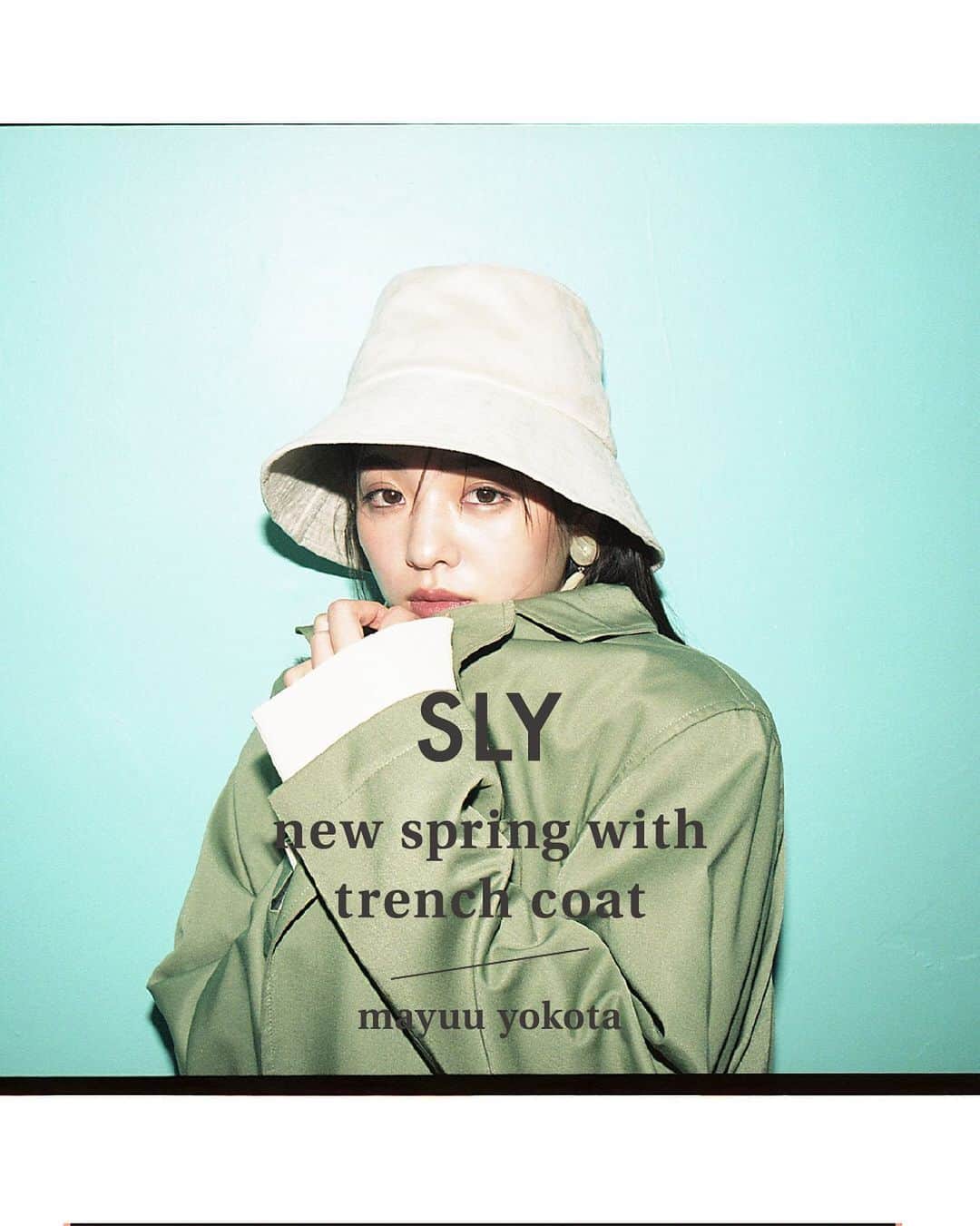 のインスタグラム：「New spring with trench coat mayuu yokota _____________________________________________ 袖を通すだけで、気持ちを新たな季節へと誘うトレンチコート。 スタンダードなワードローブだからこそ、ほかにはない特別な一枚を見つけたい。 今年はトレンチコートを構成する要素の中でも重要なボタンをあえて外し、ミニマルなデザインに仕立てることで、よりモードでエレガンスなムードに。 イノセントな空気感はそのままに、垣間見せる大人の表情で魅了するモデル・横田真悠が着こなします。  SHEL'TTER WEBSTORE・ZOZOTOWNにて先行予約発売中 SLY店舗1/29(FRI)入荷予定 ☑︎TRENCH GOWN (030ESY30-0810) KHA,GRY,BEG,BLU ¥12,000+tax  2月発売予定 ☑︎STEP HEM MG TOPS (030ESH70-3720) IVOY,L/ORG,BLK ¥6,000+tax  SHEL'TTER WEBSTORE・ZOZOTOWNにて先行予約発売中 SLY店舗2月入荷予定 ☑︎VEGAN LEATHER  BUCKET HAT (030ESR56-3700) IVOY,BLK ¥4,000+tax  全てSLY店舗・SHEL'TTER WEBSTORE・ZOZOTOWNにて発売中 ☑︎CLEAR MARBLE EARRING (030ESA56-0330) L/YEL,GRN ¥3,500+tax _____________________________________________ #SLY #SLY_fav」