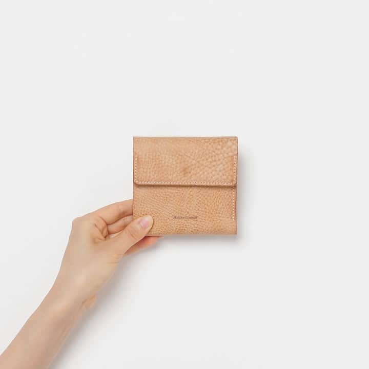 エンダースキーマのインスタグラム：「2021ws(winter/spring)﻿ model: clasp wallet﻿ color: natural, black, choco, ivory﻿ ﻿ delivered *flagship stores @sukima_shop and retailers in Japan﻿ *aborad: mid Mar﻿ ﻿ #henderscheme #2021ws #productvideograph」