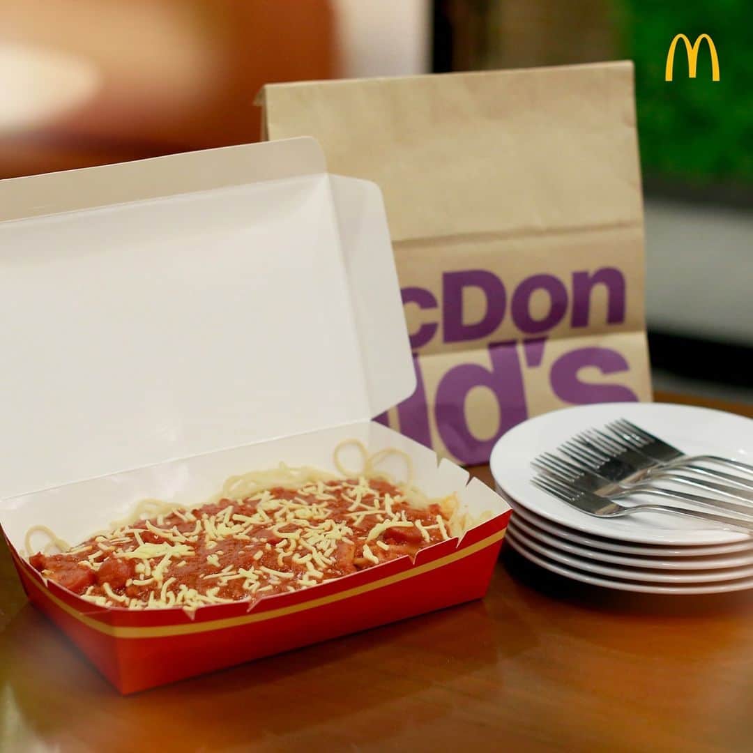 McDonald's Philippinesのインスタグラム：「Gawing handaan ang simpleng meal time with this go-to meal! Mage-enjoy ang buong family with our McSpaghetti Platter – from bunso to lolo!  Order na sa McDo via Drive-Thru, Take Out, or Pick-Up. Pwede ka rin umorder via the McDelivery PH App, website, o tumawag sa 8888-6236 (NCR).」