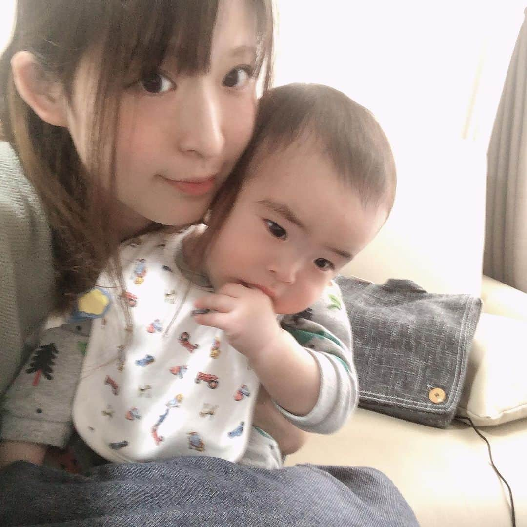 二ノ宮桃のインスタグラム：「#親子ショット 撮りたい母 VS #決してカメラを見ない  息子 しまいにはあくびされた🥱🥱  #親バカ部 #おやばかぐらむ  #いいね返しは絶対 #followｍe  #これでも元アイドル #すっぴん  #化粧の仕方忘れた」