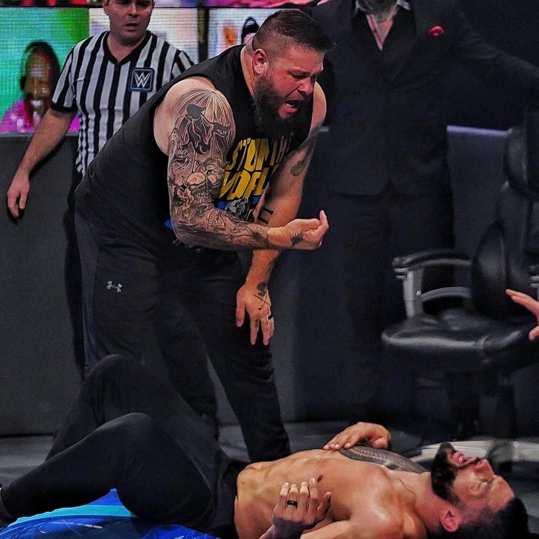 WWEさんのインスタグラム写真 - (WWEInstagram)「#KevinOwens rescues #AdamPearce from @romanreigns and gets a little payback in the process! #SmackDown」1月23日 12時08分 - wwe