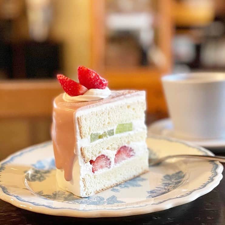 のインスタグラム：「［#cafemiru_大阪］﻿ ——————————————————————﻿ 家族で営まれている喫茶店🎈「喫茶CHABO」﻿ ﻿ チョコがけのフォルムが可愛いらしいショートケーキ🐰🎀フルーツがサンドされていて幸せな気持ちが広がりますねっ☺️🎉﻿ ﻿ ☑ルビーチョコがけショートケーキ🍰﻿ ※販売状況は事前にお店へご確認ください。﻿ ﻿ 📍喫茶CHABO﻿ ⚪︎住所 / 大阪府大阪市阿倍野区帝塚山1-23-14﻿ ⚪︎営業時間 / 【火〜土】11:00〜17:00﻿ ※現在は営業時間が異なる場合がございますので、事前にご確認ください。﻿ ⚪︎定休日 / 日・月・祝＋不定休﻿ ⚪︎アクセス / 塚西駅より徒歩3分﻿ ﻿ 【#cafemiru_Osaka】﻿ 📍Kissa CHABO﻿ ◎Open Hours / 【TUE-SAT】11:00〜17:00﻿ ◎closest station /「Tsukanishi」﻿ ﻿ ☕️ @chabo_tezukayama﻿ 📷 @sis___mom﻿ ———————————————————﻿ Cafemiruでは「#インスタ探検隊」or「#cafemiru」をタグ付けしているカフェ写真から、運営スタッフが厳選してご紹介しています👀🔍」