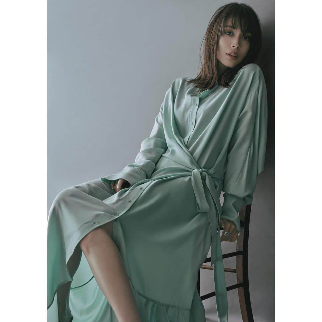 朝倉 豊のインスタグラム：「【バックカバー／中面】 @barfout_magazine_tokyo 2021年1月号 photo: #KINYAOTA 氏 model: #広瀬アリス 氏 hairmake: @omoshita  #mywork @silent_tokyo2020  #サイレントトーキョー」