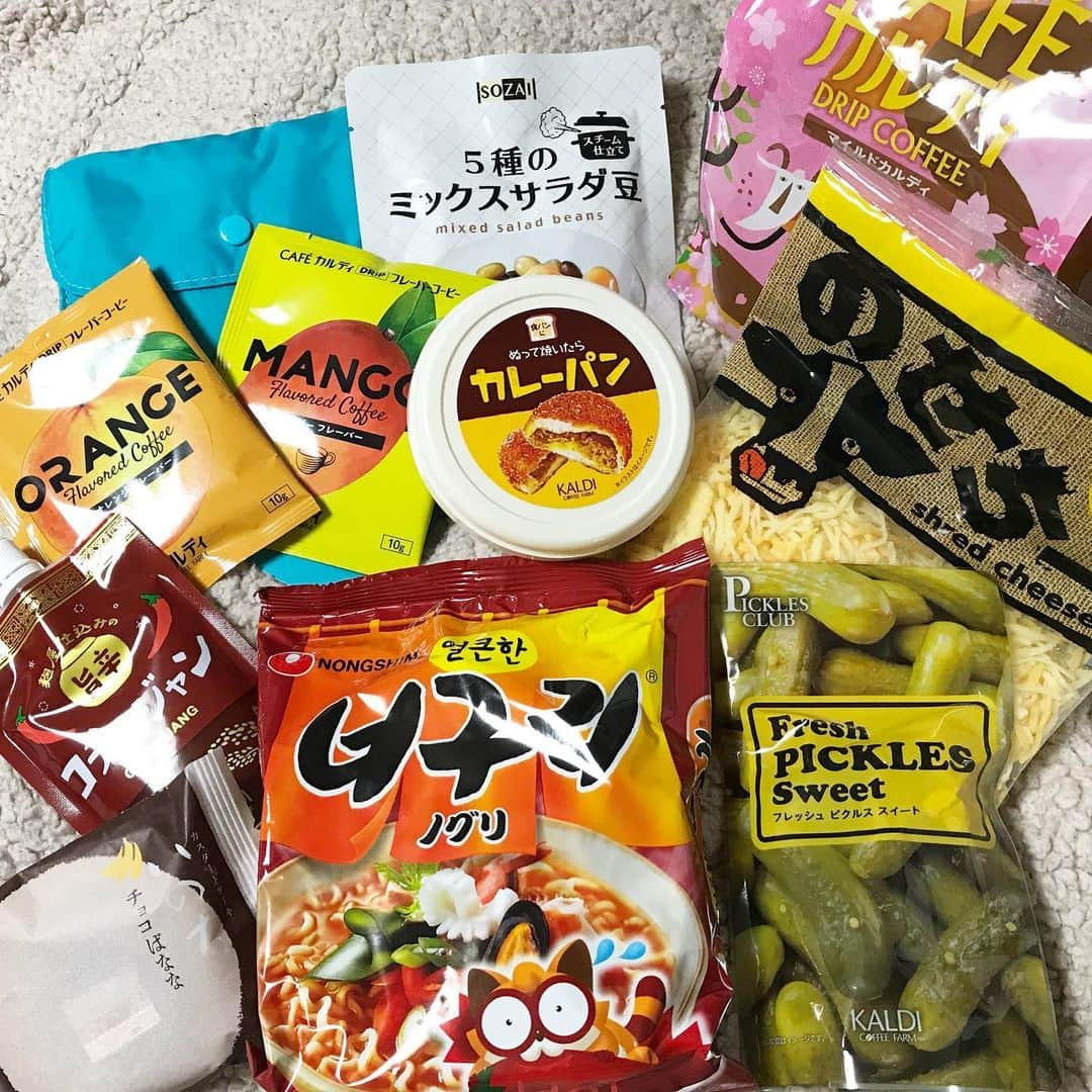 紫苑みやびさんのインスタグラム写真 - (紫苑みやびInstagram)「カルディでお買い物〜♪ 話題の「ぬって焼いたらカレーパン」ペースト買えました❣️  今回初めて買ったのは、旨辛コチュジャン、いのち・チョコバナナ、のせちー、マンゴー🥭とオレンジ🍊フレーバーコーヒー。  ノグリラーメンは太麺の食感が好きで、何度もリピしてます。スープの素を全部入れると辛いんで、少し残すようにしてますよ。  あと300円ほどで2000円になるので、エコバッグプレゼントしますとの事で、マイルドカルディドリップコーヒーを慌てて買い足しましたwww  ブルーのエコバッグをもらったよ☺️💗  カレーパン＋のせちーでトースト作ったら美味しくなりそう😆  #カルディ #カルディ購入品 #ぬって焼いたらカレーパン #ノグリラーメン #カルディ好きな人と繋がりたい #kaldi #kaldicoffeefarm」1月23日 23時10分 - shion_miyabi