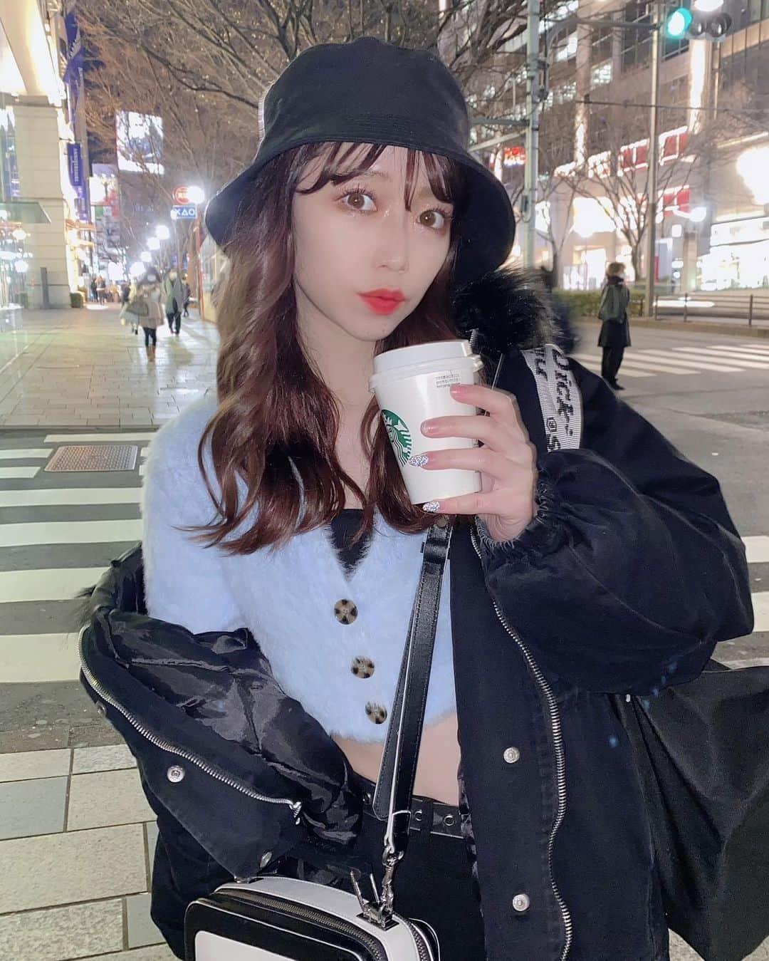 柏元萌華のインスタグラム：「スタバ新作飲めた🍫🍫💕💕 今季のスイーツどれも食べたい🥺」