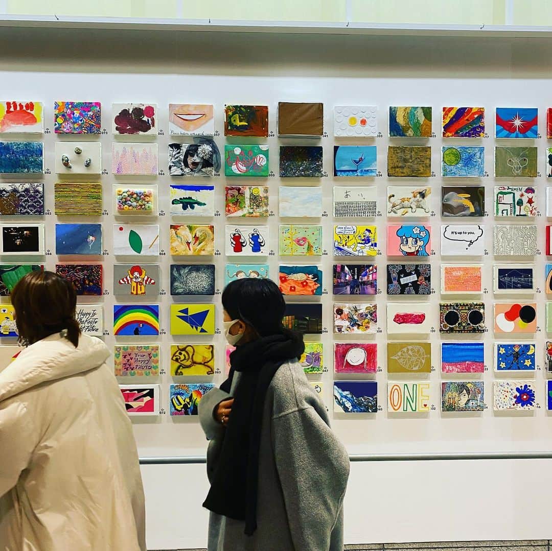 軍地彩弓さんのインスタグラム写真 - (軍地彩弓Instagram)「今年も開催💕💕 天野譲治さん　@georgeamano さんが企画している　匿名希望展に私も参加しました。 総勢200名の作品を匿名で販売するチャリティーアートイベントです。作品には名前がついてません。先入観なくアートを選んで購入できます。展示終了後に作品をお届けして初めて作者を知れます。購入して頂いた収益金は支援が必要な世界の子供たちに画材やクレヨンに換えて届けます。 私と敬太さんの作品もこの中にあります。さて、どれでしょう😊😊😊❤️？  展示は東京ミッドタウンプラザB1階のメトロアベニューにて。  こんなご時世ですので、WEBからも閲覧、購入できます。 tokumeikibouten@georgecc.com  良かったら覗いてみてください💕💕 @tokumei_kiboten」1月23日 23時06分 - sayumi7
