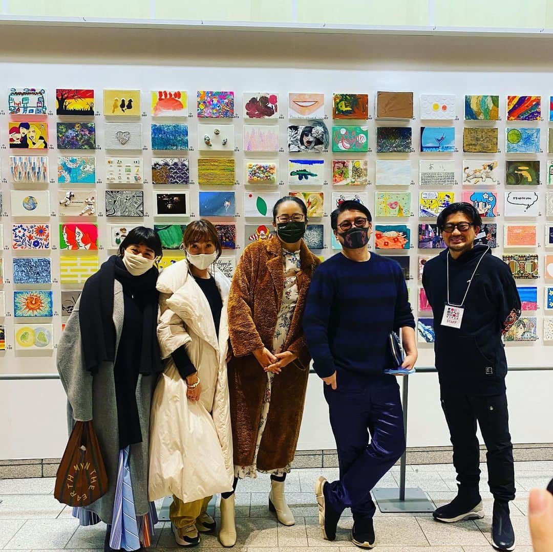 軍地彩弓のインスタグラム：「今年も開催💕💕 天野譲治さん　@georgeamano さんが企画している　匿名希望展に私も参加しました。 総勢200名の作品を匿名で販売するチャリティーアートイベントです。作品には名前がついてません。先入観なくアートを選んで購入できます。展示終了後に作品をお届けして初めて作者を知れます。購入して頂いた収益金は支援が必要な世界の子供たちに画材やクレヨンに換えて届けます。 私と敬太さんの作品もこの中にあります。さて、どれでしょう😊😊😊❤️？  展示は東京ミッドタウンプラザB1階のメトロアベニューにて。  こんなご時世ですので、WEBからも閲覧、購入できます。 tokumeikibouten@georgecc.com  良かったら覗いてみてください💕💕 @tokumei_kiboten」