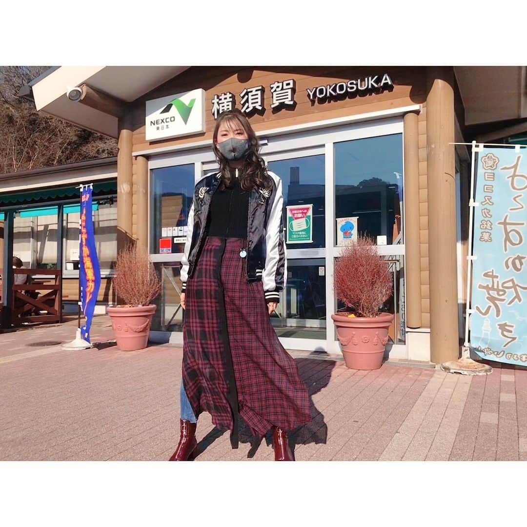 おかゆのインスタグラム：「🐶🎥👢🧣🌈 . とある撮影2日目✌🏻️ . 昨日は横須賀でした😎🌳 写真は私服でのオフショット🌊 . 流しのお礼に頂いた横須賀プリンス商会の お気に入りスカジャン🎸 スカートはDIESELのものです🖤 . またお知らせします🤗 . #とある撮影 #私服 #横須賀 #オフショット #スカジャン #プリンス商会 #fashion #yokosuka #disel」