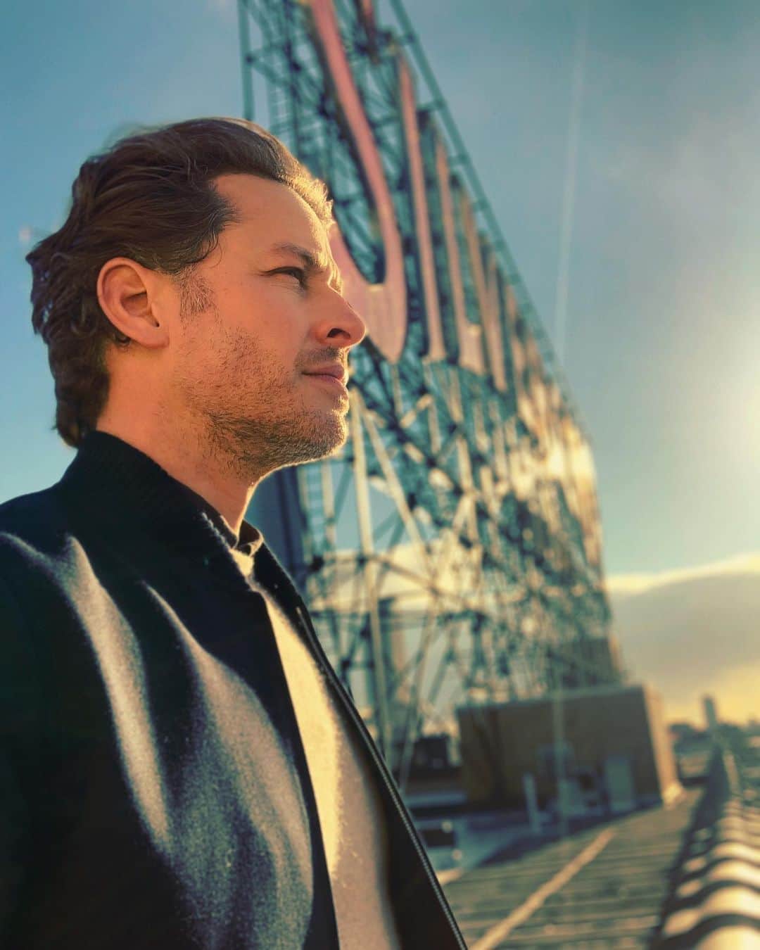 ジョシュア・ダラスのインスタグラム：「Another great week at the bread factory! SEASON 3 of @nbcmanifest IS coming soon to @nbc!! #manifest #silvercupstudios ✈️ 🎥 🥖」
