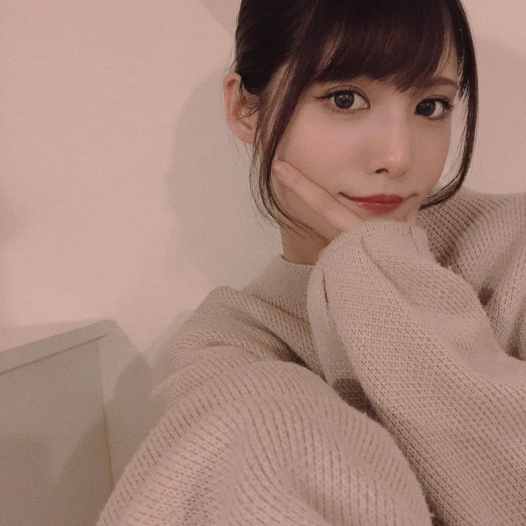 美沙玲奈さんのインスタグラム写真 - (美沙玲奈Instagram)「✾✾✾ @precious_mieux 🌿 前回、剥離系のハーブしたので、 今回は細かなチクチクで基底層を整えてもらいました🌼  『最初の頃より全然綺麗だよー✨』と、 モモさん🍑が褒めてくれました💓 最初の頃と今の写真を比べると、 かーなーり肌が違います！🙏🏻✨ モモさんに任せれば何も怖くない💪 たくさんお水飲んでスキンケア頑張る‼  久々に自撮りしたら緊張した👻w  #precious_mieux #ピーリングサロン #ピーリング #ハーブピーリング #毛穴ケア #毛穴の黒ずみ #いちご鼻 #角栓除去 #ニキビ #ニキビ跡 #ニキビケア #美肌ケア #美肌作り #エステ　#エステサロン #肌質改善 #細胞再生 #アンチエイジング #陶器肌　#美白ケア #美容 #美容液 #美容好き #スキンケア　#スキンケア用品 #オススメコスメ #ノーファンデ #美肌作り」1月23日 21時38分 - rei777_official