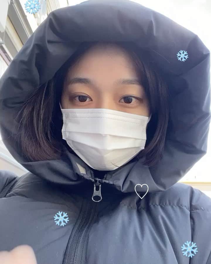 のインスタグラム：「(写真全然関係ないけど) (今日雪降るのほんとかな)  最近のマイブーム →歩くこと　です。  わざと遠回りしたり。 はじめての道をひとりで歩くのが好き 色んなお家を見ながら、将来こんなお家に住みたいな〜って想像するのも好き。笑  ランニングも始めてみたいとは思いつつ… 寒いからね。。と言い訳してしまう❄️  学生時代は6年間バレーボール部だったので、運動はすき！ ちなみにポジションはリベロでした✌︎ おチビだから✌︎ (こう見えて運動神経は良い…よ笑)  学生時代から、これといって趣味がないのが悩みだったのですが… みなさんの趣味なんですか？😯 知りたい！ 好きなこと増やしたいな〜！ 乗馬とかしたい🐎(動物だいすき)」