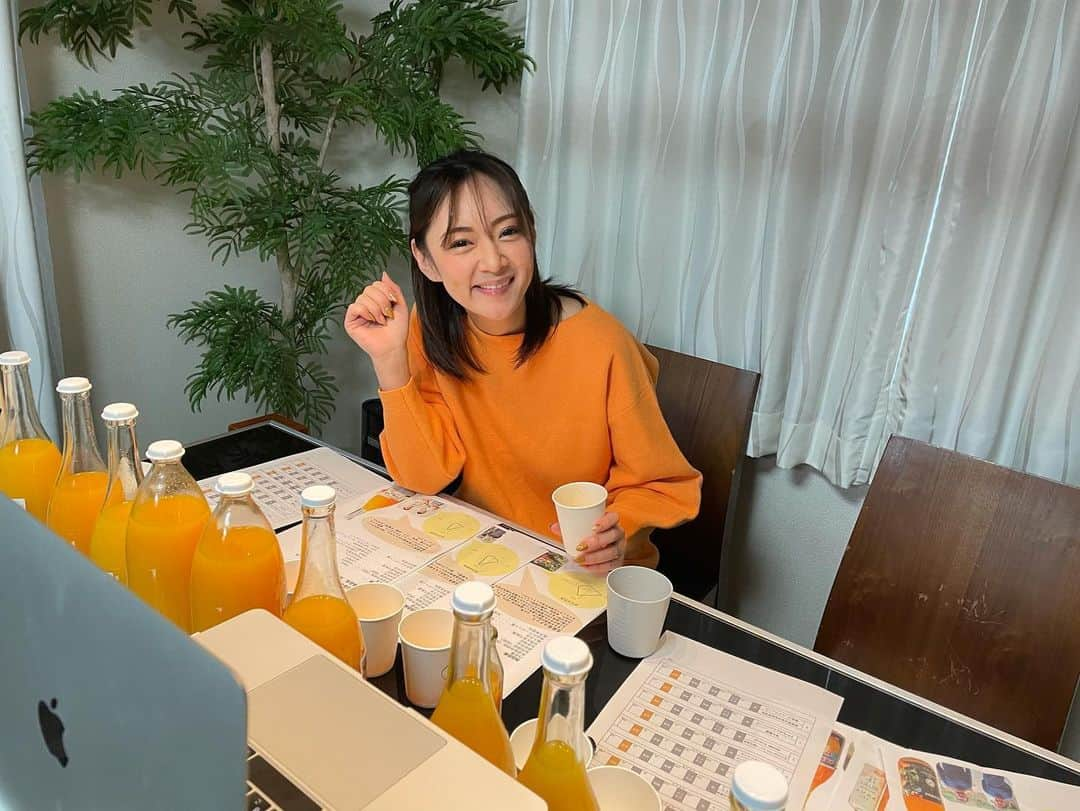 みかんさんのインスタグラム写真 - (みかんInstagram)「今日は「第3回みかんジュースコンテスト」でした🍊 １回目から参加してるのですが今年はコロナで愛媛に行けなかったので私はお家でリモートで出演です😍 温州みかんから中晩柑類の15種類のジュースを試飲しましたが、どれも美味しくて本当、審査するのに甲乙付け難かったです😆 改めて愛媛のみかんジュースは濃厚で甘味も酸味もあって質がいいから、まだ飲んだことない人は是非、飲んでもらいたい💖 なんなら、うちにまだ半分以上残ってるけど、飲みに来る？(笑) 全部飲んだらほんとに私、みかんになると思う🤣🍊 #みかんジュースコンテスト #愛媛県産ジュース #生産者が愛情込めて作ったジュース #リモート出演 #愛媛のみかん #ものまねみかん #温州みかん #中晩柑類」1月23日 21時40分 - mikan02241984