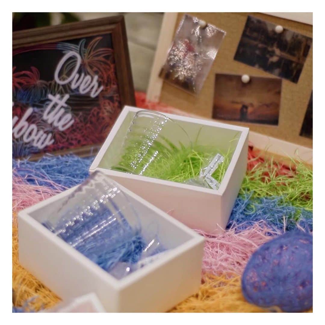 NEO FLAG.〜未来へ繋げる、繋がるＷedding〜のインスタグラム：「* "Over the Raibow-虹の彼方-"  オンラインウェディング"NEO FEVE"  "FEVE"とはフランス語で"贈りもの"  NEO FEVEでは事前にオンラインゲストの皆さまに ひとつのギフトボックスをお送りします  この贈りものこそが結婚式当日 リアルとオンライン お二人とゲストを繋ぐもの  新しい未来へと絆を繋げていくアイテムとなります  ギフトボックスの中身は新郎新婦のお二人 そしてコンセプトによって人それぞれ  何に使うものなのか どんなシーンで使うものなのか ゲストにも楽しみにしていただきながら当日を迎えます  #neoflag #ネオフラッグ #ウェディングプロデュース #オリジナルウェディング #コンセプトウェディング #セミオーダーウェディング #オンライン結婚式 #オンラインウェディング #リモートウェディング #NEOFEVE #ギフトボックス」