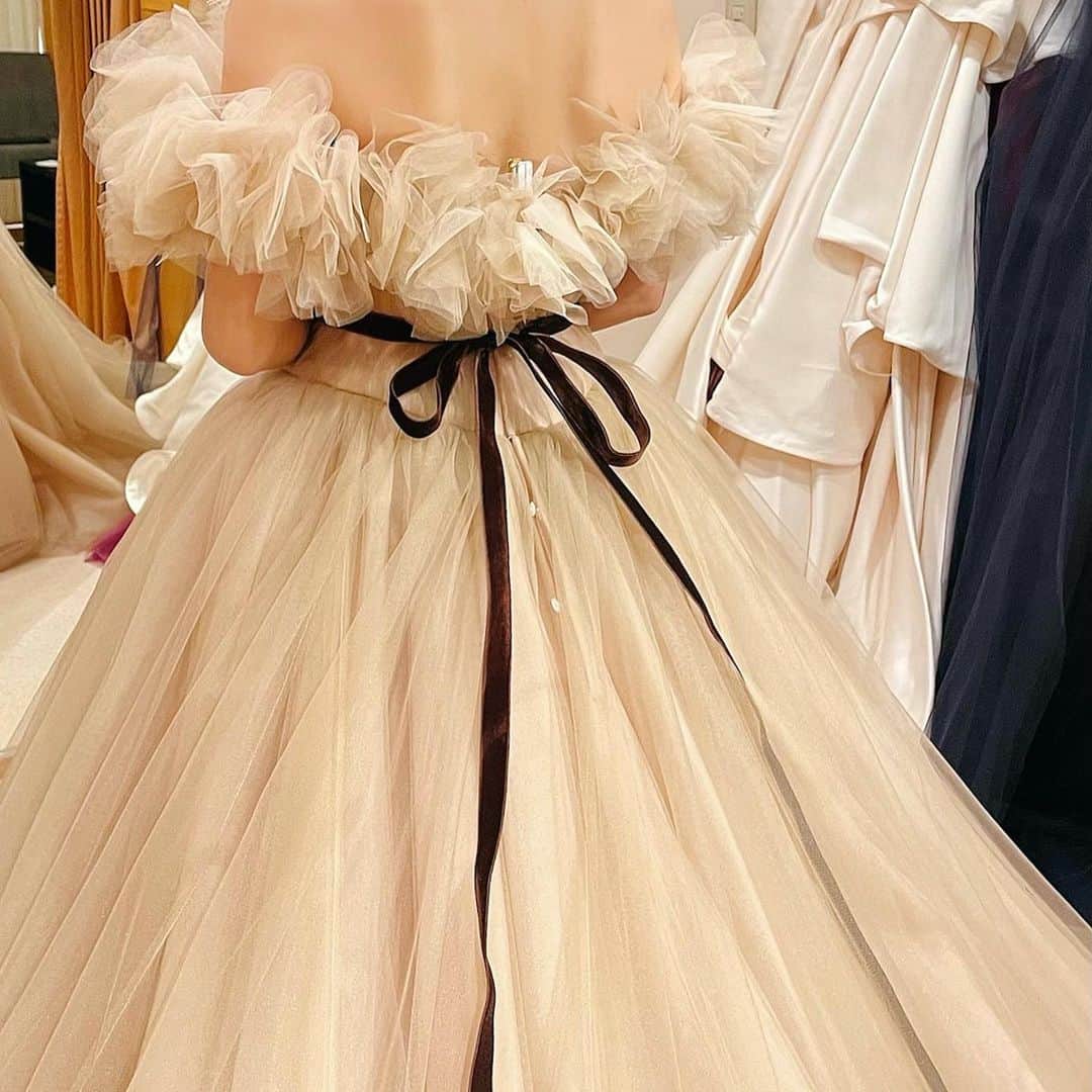 のインスタグラム：「. . Hatsuko Endo Originalのカラードレス👗 もとはベルという人気のドレスだったけれど、少し変わってジルという名前で生まれ変わったそうです🕊 . ベージュブラウンのドレスにブラウンのベルベットのリボンがすごくお洒落で可愛かった🤎 私はどちらかと言うと王道な綺麗系にしたいので選ばなかったけれど、ナチュラルな結婚式にこれ着たらすごく素敵だなと思いました😭✨」