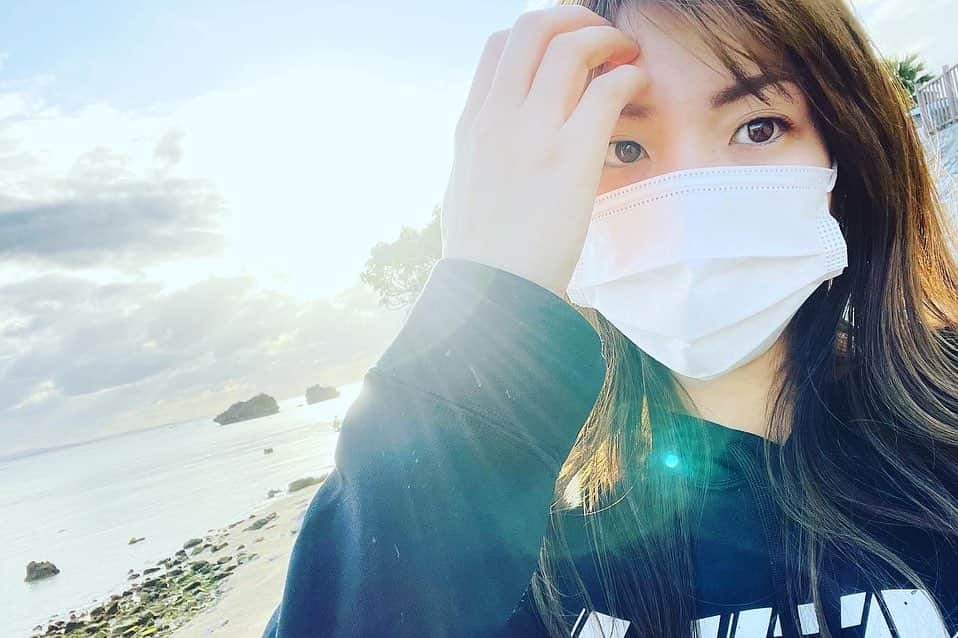 竹原三貴のインスタグラム：「夕日が綺麗でした！ どの季節でも海に来ると落ち着くなぁ☺️海すき iPhoneインカメの画質も良くてすき #selfie #suset #夕日が綺麗 #夕日 #海 #浜辺 #beach #beachlover #iphone #shotbyiphone #iphone12pro」