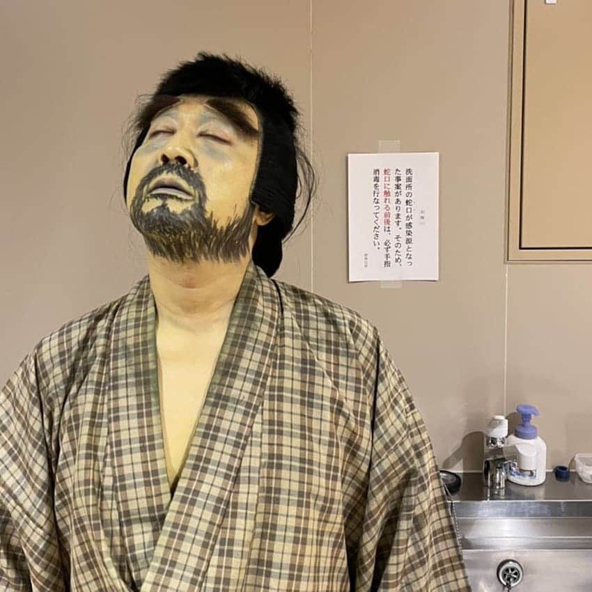 のインスタグラム：「本日の馬太郎 楽屋の貼り紙その四  一月歌舞伎座第三部の開演時間が変更になりました。 27日(水)の千穐楽まで午後6時20分開演です。 よろしくお願いします✨ #歌舞伎 #中村松江 #らくだ #壽初春大歌舞伎 #歌舞伎座」