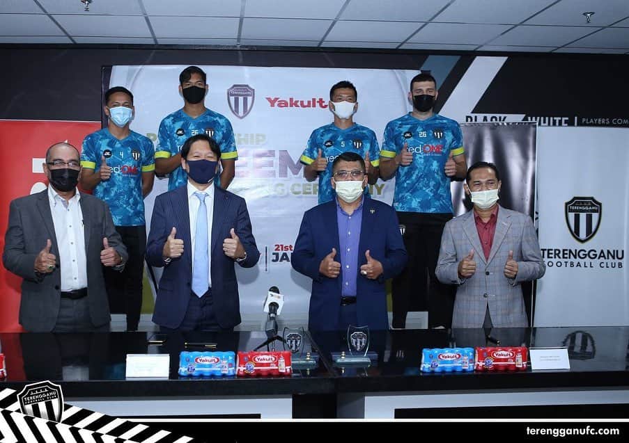 のインスタグラム：「Partnership with @yakultmalaysia @officialterengganufc 💪💪💪🇲🇾⚽️」