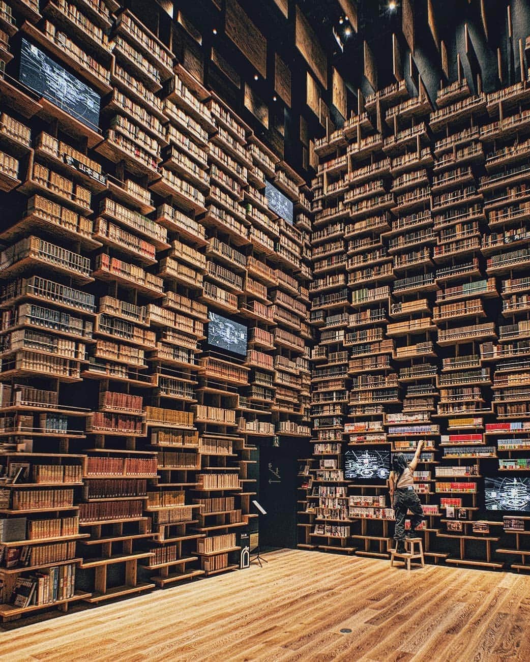 Berlin Tokyoのインスタグラム：「Bookshops are dreams built of wood and paper. They are time travel and escape and knowledge and power. They are, simply put, the best of places. . . . #hellofrom @kadokawa_culture_museum #japan」