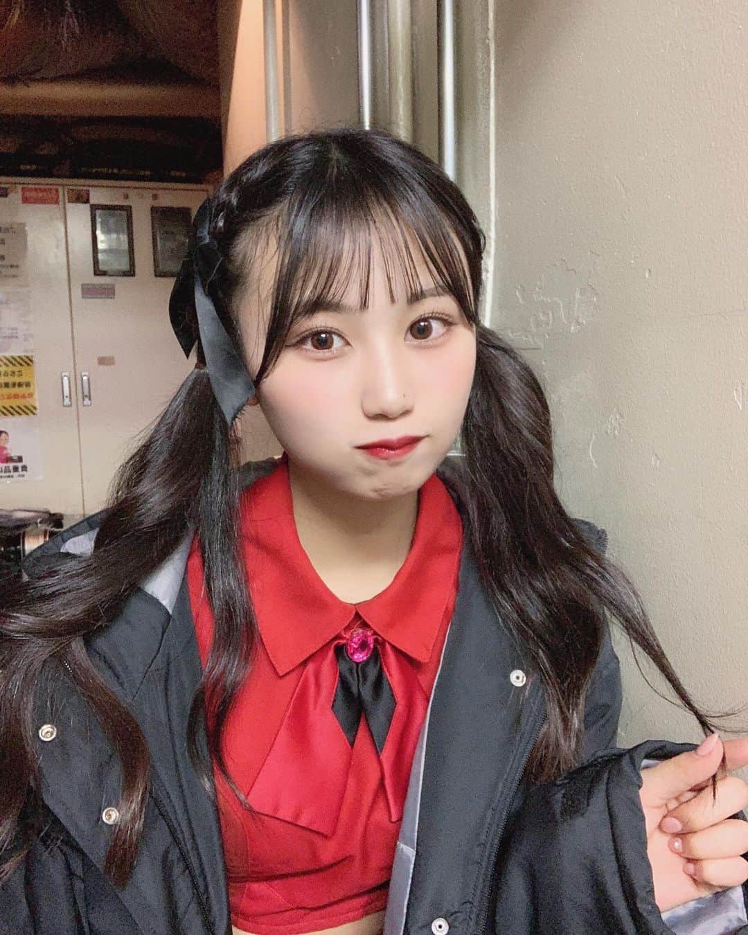 のインスタグラム：「ライブ後❤︎  ・ ・ ・  #リリバリ #lilyofthevalley #idol #アイドル #ロングヘア #ぱっつん前髪 #シースルーバング #ツインテール #巻き髪 #jk #18歳 #高校生」