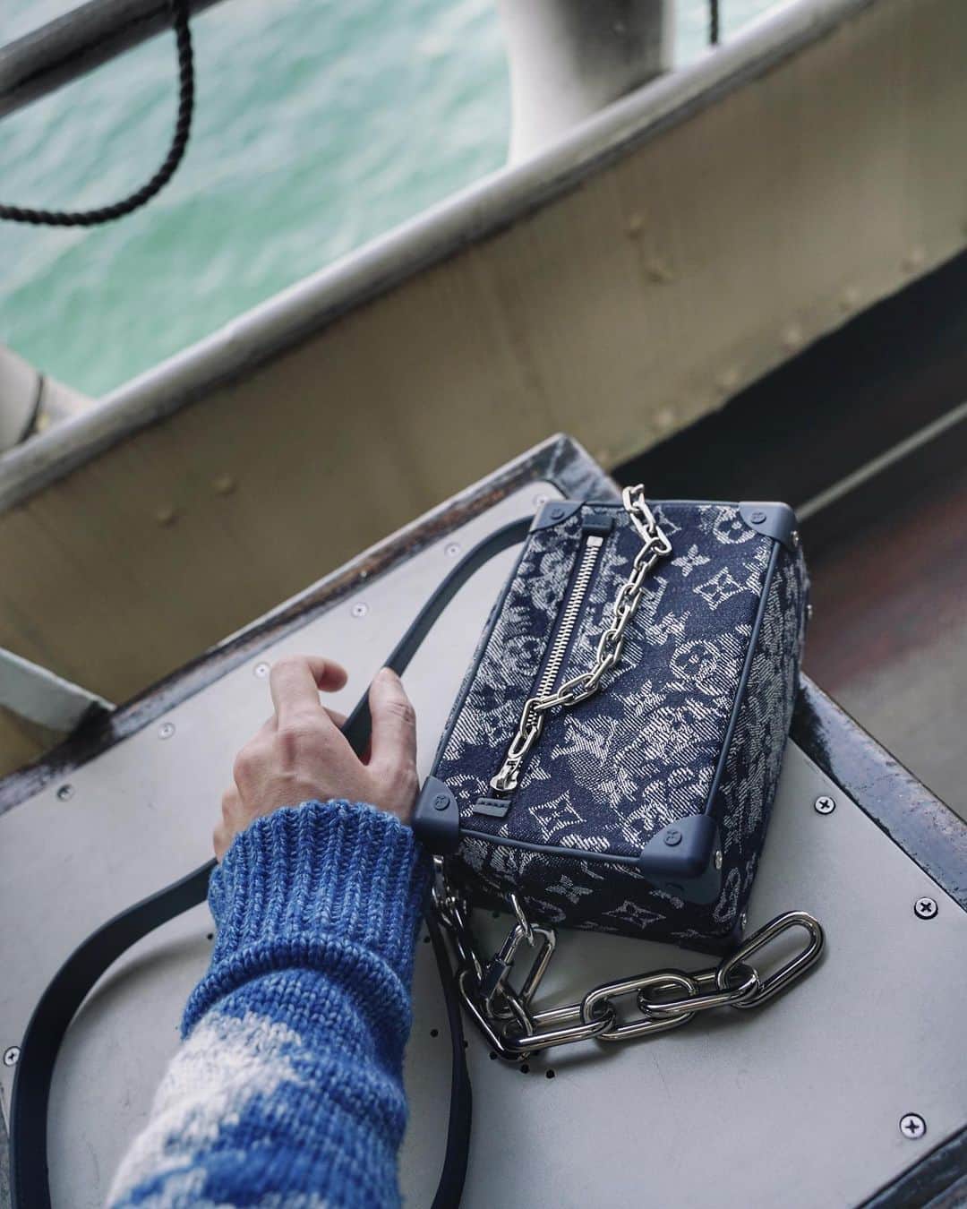 Christoffer Chengのインスタグラム：「Matching the blue skies 💙 @louisvuitton #louisvuitton #lvhongkong」