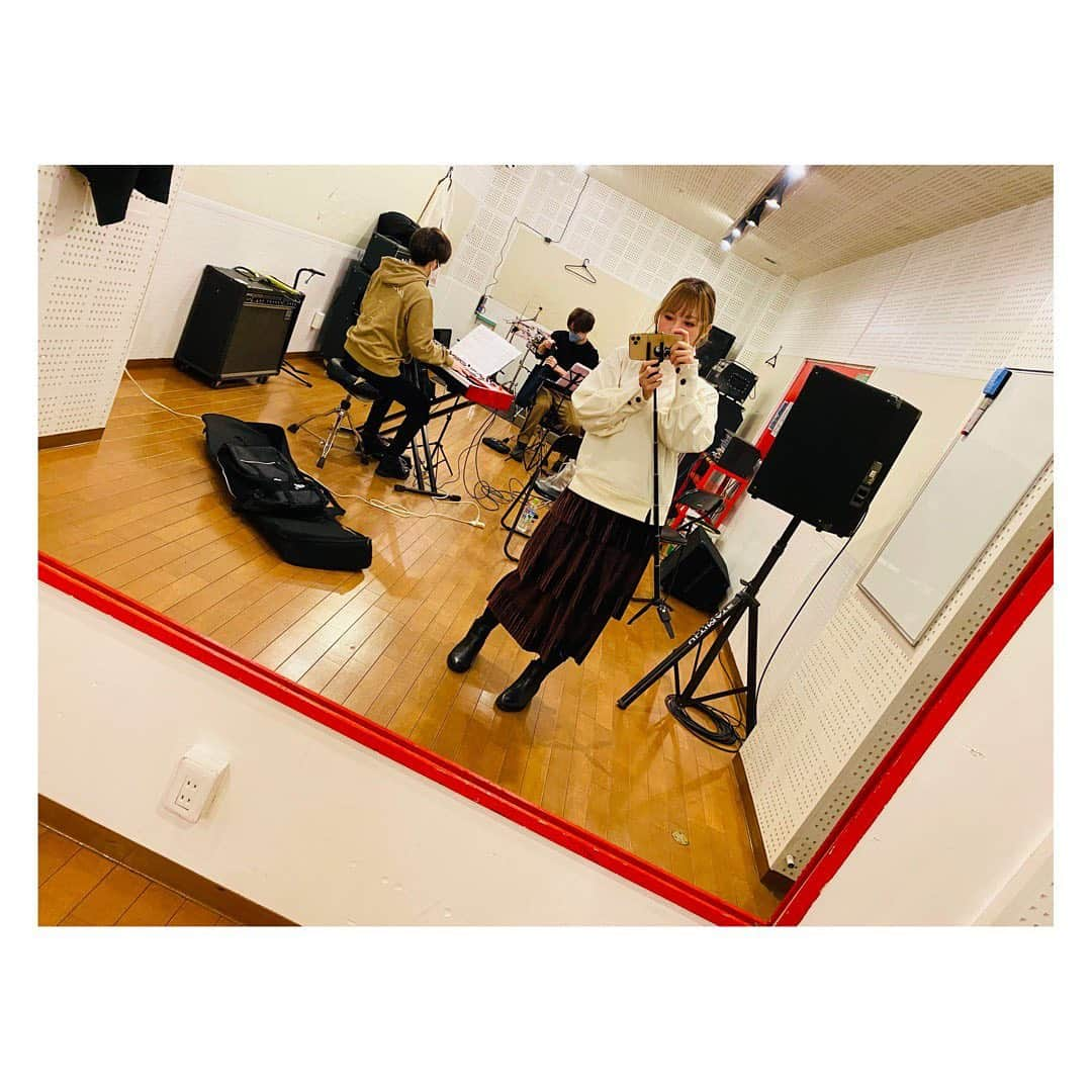 浅井未歩さんのインスタグラム写真 - (浅井未歩Instagram)「2月6日YouTubeライブのリハでした👩‍🦰✨﻿ ﻿ 聞き応えのある配信にしたいから﻿ セットリストすごく考えた。﻿ 挑戦曲も2曲😎﻿ そのうちの1曲は﻿ これまで恐れ多くてカバーできなかった曲﻿ 楽しんでもらえたらいいなぁ🥺﻿ 久しぶりに長時間歌ったからもう眠い🥱けどすべらない話みちゃってる📺﻿ ﻿ ﻿ ／﻿ ⚡️2021.2/6(土) 20:00〜⚡️﻿ 　　生配信カバーライブ﻿ at 浅井未歩YouTubeチャンネル﻿ ＼﻿ ﻿ 🎫閲覧無料🎫﻿ 観にきてね✌️✨﻿ ﻿ チャンネル登録👇﻿ @mihomihooo トップURLから！﻿ ﻿ ﻿ この写真の赤いフチが好き🌹﻿ ﻿ ﻿ ﻿ #カバー曲﻿ #YouTubeライブ﻿ #リハーサル﻿ #生配信﻿ #生配信ライブ﻿ #2月6日﻿ #japanesecover﻿ #youtubelivestream﻿ #singerslive﻿ #2021﻿ ﻿」1月23日 21時49分 - asaimiho____24