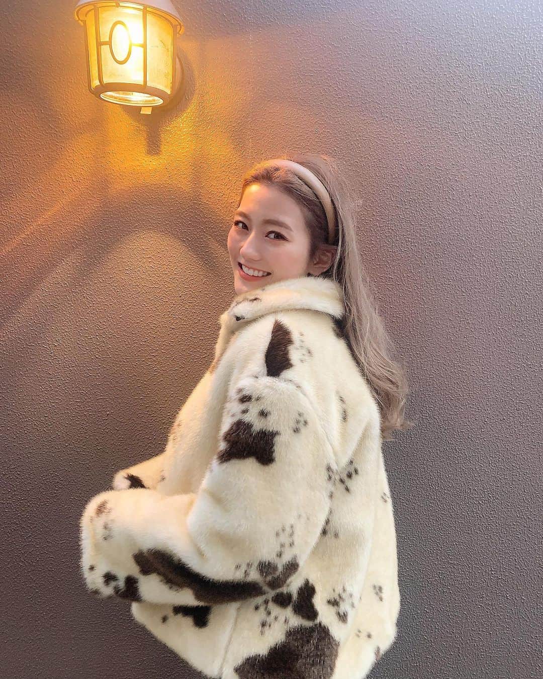 かなこさんのインスタグラム写真 - (かなこInstagram)「. . cow fur coat🐄 ストーリーでも質問あったコートは @openclose_official のだよ🐄❤︎ カチューシャは @lattice_lessignes ❤︎ . . #openclose#cowgirl#furcoat#ファッション通販#韓国ファッション#韓国通販#韓国スタイル#ファーコート」1月23日 21時49分 - kanako228m