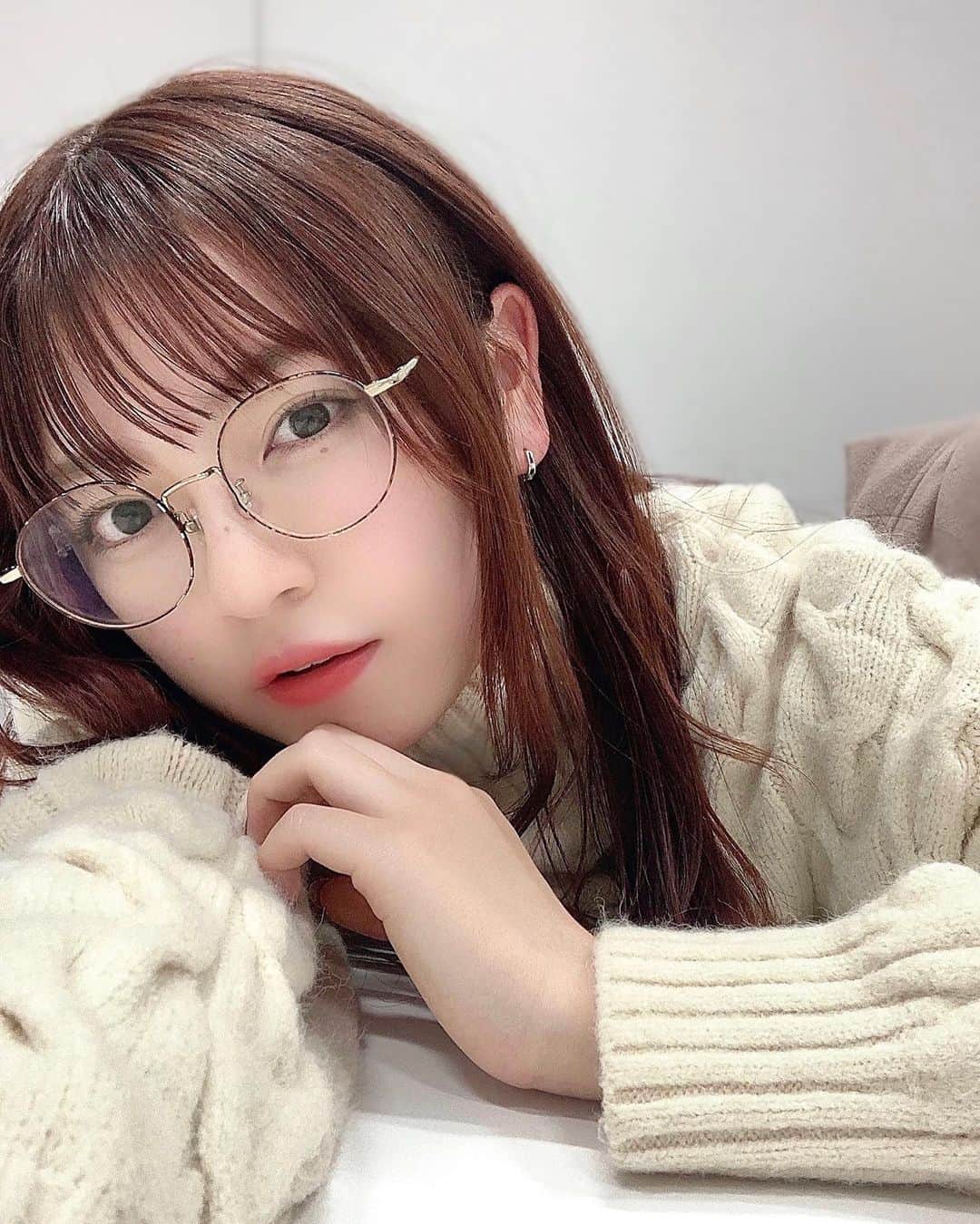 廣川奈々聖のインスタグラム：「目が弱ったからしばらく眼鏡生活…𖠚ᐝ⚯̫ ﻿ ﻿ これはほぼお家用のめがね ﻿ JINSだっけな お気に入り〜🍮！ ﻿ ﻿ ﻿ ﻿ ﻿#べっ甲柄#メガネ女子#glasses」