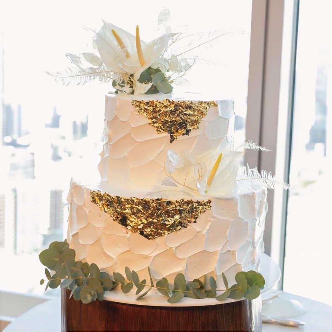 Dears Weddingさんのインスタグラム写真 - (Dears WeddingInstagram)「[#ウエディングケーキ]﻿ - - - - - - - - - - - - - - - - - - - - - - - - - - - - - - -- -﻿ おしゃれにデザインした#金箔ケーキ﻿ ✨ ﻿ ネイキッドやグリーンの装花と合わせることで﻿ ﻿ 金箔でもクラシックになりすぎない雰囲気に♡﻿* ﻿ ケーキのデザインも悩むポイントですよね！﻿ ﻿ ハイライトにもケーキの参考デザインを﻿ ﻿ たくさん載せています✨ ﻿ ぜひ参考にしてくださいね！﻿ ﻿ - - - - - - - - - - - - - - - - - - - - - - - - - - - - - - -- -﻿ ﻿ おふたりだけの結婚式、会食のみ﻿ フォト婚など、Dears Weddingの会場では﻿ 様々なスタイルの１日をご提案しています✨﻿ ﻿ ▷▶︎ゲストハウス一覧はこちら！﻿ ﻿ URLをClick✨🔗@dearswedding﻿ ﻿ 相談や質問はDMでもお受付しております。﻿ ﻿ - - - - - - - - - - - - - - - - - - - - - - - - - - - - - - -- -﻿ ﻿ ＼皆様の素敵な投稿も募集中！⸜🌷︎⸝‍／﻿ ﻿ 結婚式準備、当日のパーティーレポートの﻿ Instagram投稿もお待ちしております＊♡﻿ ﻿ ✎*。ふたりの未来を探す旅 ﻿ ✎*。dearswedding ﻿ ✎*。式場名﻿ ﻿ のハッシュタグを付けて投稿してください♡﻿ ﻿ ﻿ 皆様の幸せなsmileの風景を﻿ Instagramにてご紹介させていただきます🍀✨﻿」1月23日 21時51分 - dearswedding
