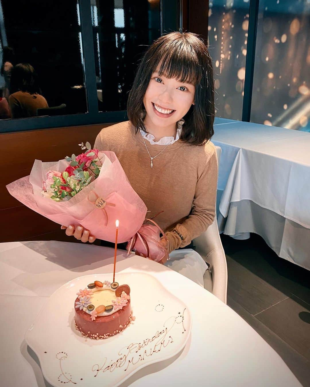 端田三奈未さんのインスタグラム写真 - (端田三奈未Instagram)「可愛いと美味しいの大渋滞💐﻿ ﻿ 私の"好き"が詰まったほんとに幸せなお祝い🍾 ありがとう🤍﻿しろくま生花店 ﻿﻿ ﻿このお店かわいすぎるよ〜❣️ この席だけバッグがシャンパンの泡だった🍾  ﻿ ﻿ ﻿ ﻿ ﻿ ﻿ ﻿ ﻿ ﻿ #philippemilletokyo  #philippemille #六本木ミッドタウン #フィリップミル東京 #東京ランチ巡り #六本木駅 #roppongilunch #ひらまつグループ  #シャンパンレストラン  #しろくま生花店 #花束もらった #土曜日の過ごし方 #映えランチ #かわいいは高カロリー」1月23日 21時51分 - scr_mi