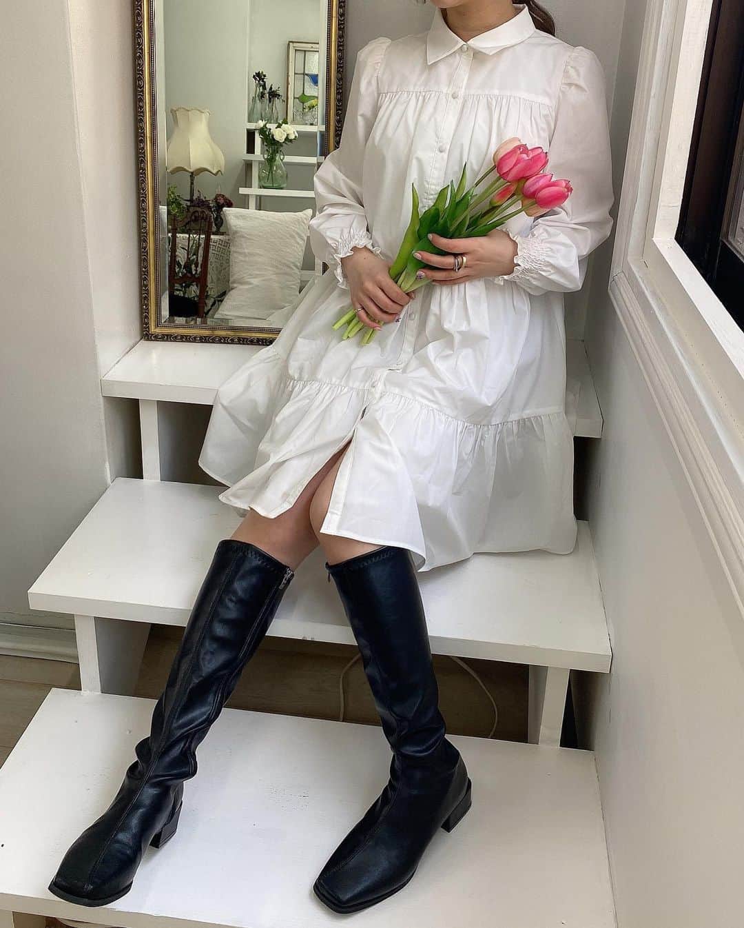 平松可奈子さんのインスタグラム写真 - (平松可奈子Instagram)「私のブランド シュエットラテの2ndCollection 2021Springの撮影でした。 春服はシンプルなデザイン 洗礼されたシルエット 着回しで活躍できる クローゼットの中で最も愛される服を テーマにお洋服を作りました。 2月から順次発売で 新作が発売する前日、当日あたりに インスタライブも予定しています🌷 楽しみに待っていて頂けたら 嬉しいです。 . このシャツはこんなシャツワンピースが欲しい私の理想を詰め込みました。 1枚のシャツでいろんな着回しが できるようにシンプルの中に girlyさをしのばせて…♡ . #シュエラテ　#シュエラテコーデ  #kanacofashion  #春服　#シャツワンピース　#ヘアアレンジ　#シュシュ」1月23日 22時01分 - 11kanaco14