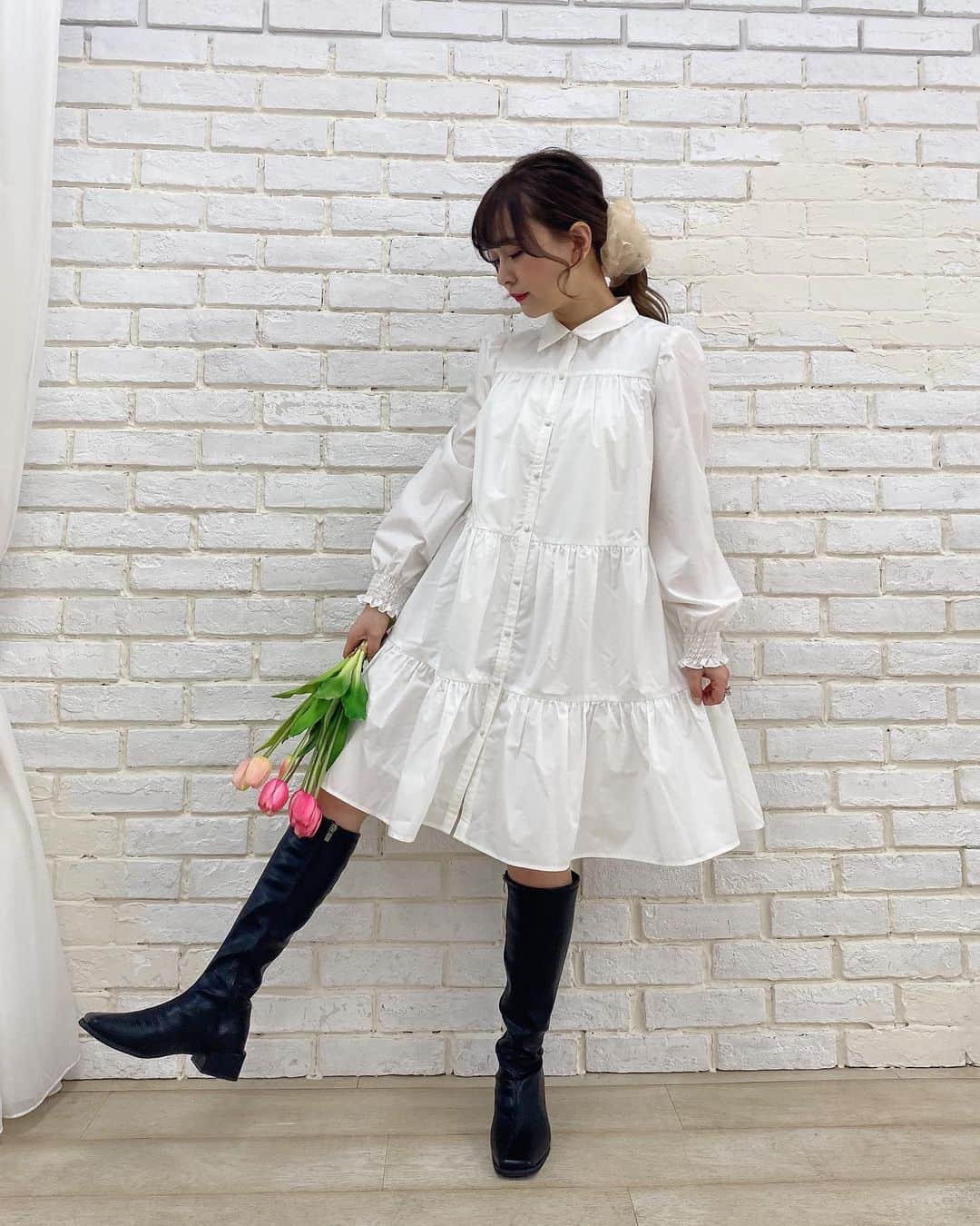 平松可奈子さんのインスタグラム写真 - (平松可奈子Instagram)「私のブランド シュエットラテの2ndCollection 2021Springの撮影でした。 春服はシンプルなデザイン 洗礼されたシルエット 着回しで活躍できる クローゼットの中で最も愛される服を テーマにお洋服を作りました。 2月から順次発売で 新作が発売する前日、当日あたりに インスタライブも予定しています🌷 楽しみに待っていて頂けたら 嬉しいです。 . このシャツはこんなシャツワンピースが欲しい私の理想を詰め込みました。 1枚のシャツでいろんな着回しが できるようにシンプルの中に girlyさをしのばせて…♡ . #シュエラテ　#シュエラテコーデ  #kanacofashion  #春服　#シャツワンピース　#ヘアアレンジ　#シュシュ」1月23日 22時01分 - 11kanaco14