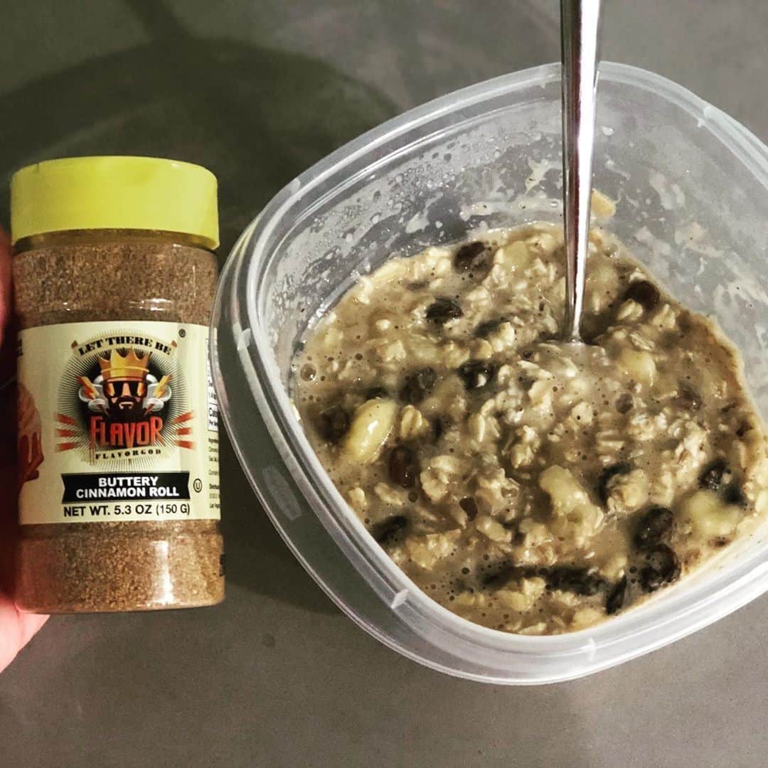 Flavorgod Seasoningsさんのインスタグラム写真 - (Flavorgod SeasoningsInstagram)「Overnight oats for the win - especially with the MVP of this bowl, @flavorgod Buttery Cinnamon Roll seasoning! ⁠ -⁠ Photo by: @sarahs.ww.journey⁠ -⁠ WW friendly flavors available here ⬇️⁠ Click link in the bio -> @flavorgod⁠ www.flavorgod.com⁠ -⁠ "It’s 0SP (and yes, dairy free for those keeping track 😉) and so full of flavor!!! I mixed together ½ c oats (4SP) with ½ c unsweetened almond milk (0SP), a mashed banana (0SP), and 20gm raisins (3SP), and liberally sprinkled it with this GEM of a seasoning. It has a vanilla-cinnamon-sugar flavor and is just delish. Great way to start the day!"⁠ -⁠ Flavor God Seasonings are:⁠ ➡ZERO CALORIES PER SERVING⁠ ➡MADE FRESH⁠ ➡MADE LOCALLY IN US⁠ ➡FREE GIFTS AT CHECKOUT⁠ ➡GLUTEN FREE⁠ ➡#PALEO & #KETO FRIENDLY⁠ -⁠ #food #foodie #flavorgod #seasonings #glutenfree #mealprep #seasonings #breakfast #lunch #dinner #yummy #delicious #foodporn」1月23日 22時01分 - flavorgod