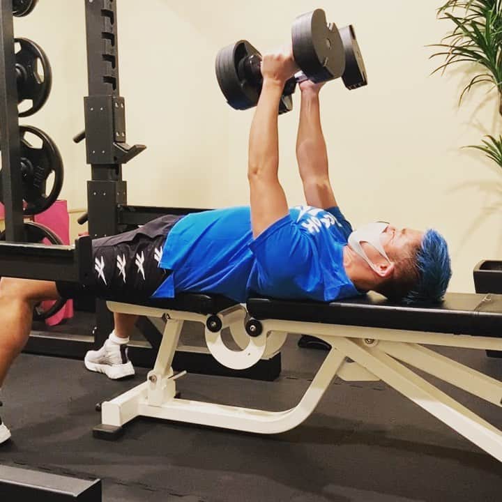 のインスタグラム：「先日は、 シッカリ、ガッツリ、コロナ対策万全の @personalbodylab_official  にて、 元ニコラス・ぺタス選手の弟子としてもご存知、 森口さんのパーソナルトレーニングを受けて来ましたっ！！ 👱🏽‍♂️🔥🔥🔥💪🏽  えーと、 ようやく今年のトレーニング初めっ！！  今年の夏は、 脱げる様に頑張りたいと思いますっ🙅🏼‍♂️笑笑  一刻も早くコロナが終息します様に。  #tokyo #japan #gym #training #muscle #workout #トレーニング #筋トレ #筋肉 #脚 #肩 #スクワット#デッドリフト #ボディビル #フィジーク #マッチョ #スポーツ #パーソナルトレーニング #大胸筋 #背筋 #デッドリフト #外腹斜筋 #背中 #腕 #西麻布 #パーソナルボディラボ #personalbodylab #森口竜」