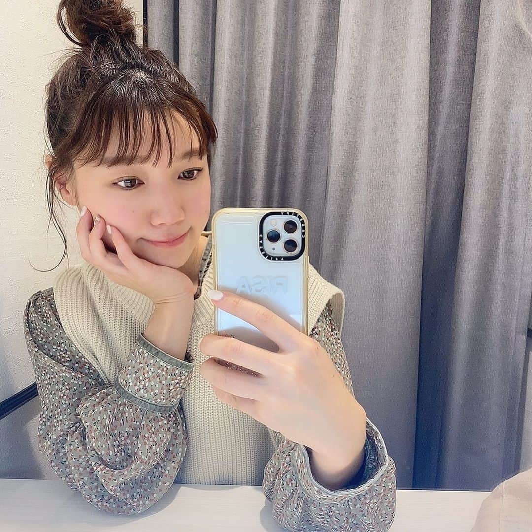 黒田りささんのインスタグラム写真 - (黒田りさInstagram)「💆🏼‍♀️ . 今年もモデナはじめしました♡ . 【美容のおはなし】 . 去年から"健康的な美しさ"を目指してヨガを始めたり 素肌美人になりたいと美容皮膚科に通い始めたんだけど、 . 中でも、モデナクリニックさんは駆け込み寺みたいにもなってて…お陰でマスク生活でも大きなトラブルはなかったんだ！ とってもお世話になっています💞 . 良いものは広めたい！という事で… 改めてモデナクリニックについて(勝手に) ご紹介させてください🕊♡笑 . ✔︎メニューが豊富 あらゆる美容メニューがあるので、見ているだけでわくわく、解決できない美容の悩みないんじゃない？って思うくらいです😳 . ✔︎お試し価格 大体のメニューが初回をお安めに設定してあるので、自分に合うメニューを色々お試しできるの！嬉しい… . ✔︎先生や看護師さん、スタッフさんが優しくて綺麗！ . レーザーって何？ダウンタイムってちょっと怖い…とか不安なこともぜーんぶ丁寧にカウンセリングで教えてくれるので、私みたいな美容皮膚科デビューでも安心してお願いできました♪ 何より、箱田先生の美肌の説得力がすごいんだあ…🥺♡ . . . 私は、お肌メニューをいろいろお試ししているのだけど お気に入りは美容液導入のインフュージョン…！ . ガッサガサのお肌で行っても、帰りにはぷるんぷるん。 この肌触りが最高で毎回お願いしてます♡ . でね、このインフュージョンは組み合わせが出来るから ピコやフォトなどレーザー治療にプラスすると 効果を抜群に発揮するらしい👏 . てことで、今回はじめてお試ししたのが 【ヴィーナスフォト】 お肌のメラニンに反応してシミやそばかすなどのムラを無くし お肌を均一にしてくれる施術。 . 痛みは、ぱちぱちぱちってゴムで弾かれるくらい！ お顔の脱毛したことある人はイメージ湧くかな？ 私は赤ちゃんが可愛い手で叩いてきてるって思ったら 全然大丈夫でした🍼笑 . フォトの効果をアップさせるために フルーツの薬剤を使った優しいピーリングもしていたんだけどね、直後からすべすべで、ハリと、トーンアップを実感しました…♡ たまらん、、 . 毎月キャンペーンなさっているので 気になった方はインスタチェックしてみてね😳♡ .   まだ他にもたくさん伝えたいけど、長くなりすぎるので、、（笑） 気になることがあったらコメントくださいなっ😴♡♡ . . そして、前の投稿のプロレスクイズの答えは 身体バッキバキで鍛えあげていて更にかっこよくなっている sho選手でした💪⚡️ . #モデナクリニック#美容皮膚科#美肌#ヴィーナスフォト#インフュージョン#アクセントプライム」1月23日 21時55分 - kurorisa_14