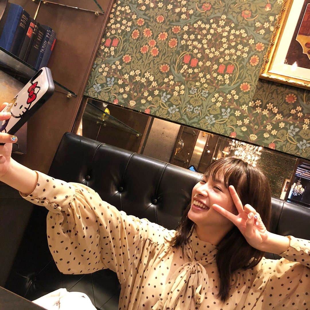 のインスタグラム：「こんばんはなぎさだよ🌼  アノニマスまであと２日です😆  ゴロゴロしたくてうみとボールで遊んであげなかったら廊下から無言の圧力かけられました😅 怒らせると怖いタイプの女の子です😂😂  ついでに、随分前に友達に撮ってもらった自分の写真も載せちゃいます😘  #アノニマス #トイプードル #うみ #このカフェ #前も載せたなぁ #snidel  #お気に入り〜！」